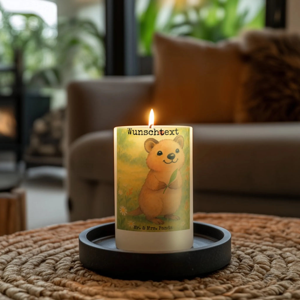 Personalisierte Kerze Quokka Happy Design Kerze Mit Namen, Schwimmkerze Mit Namen, Metall-Kerze Mit Namensgravur, Gastgeschenk Kerze Mit Namen, Tafelkerze Mit Wunschname, Grabkerze Mit Namensgravur, Outdoor-Kerze Mit Namensgravur, Stumpenkerze Mit Namensgravur, Firmungskerze Mit Wunschname, Gartenkerze Mit Namen, Holz-Kerze Mit Namen, Taufekerze Mit Namensgravur, Kerze Für Geburtstag Mit Wunschname, Stearinkerze Mit Gravur, Trauerkerze Mit Namen, Stabkerze Mit Gravur, Personalisierte Kerze, Adventskerze Mit Wunschname, Teelicht Mit Namensdruck, Osterkerze Mit Namen, Handgemachte Kerze Mit Wunschname, Bienenwachskerze Mit Wunschname, Kerze Mit Spruch Und Namen, Laternenkerze Mit Namensdruck, Votivkerze Mit Wunschname, Fair-Trade-Kerze Mit Namensgravur, Handgegossene Kerze Mit Namen, Bio-Kerze Mit Wunschname, Tischkerze Mit Namensdruck, Kommunionkerze Mit Namen, LED-Kerze Mit Wunschname, Kerze Für Hochzeit Mit Namensgravur, Kerze Mit Prägung Und Wunschname, Streukerze Mit Namensdruck, Weihnachtskerze Mit Namensgravur, Blockkerze Mit Namensdruck, Sojawachskerze Mit Namensdruck, Glas-Kerze Mit Wunschname, Kerzen-Set Mit Namensgravur, Gedenkkerze Mit Namen, Andachtskerze Mit Namensgravur, Duftkerze Mit Namen, Tiermotive, Gute Laune, lustige Sprüche, Tiere, Aufschieberitis, Niedliches Tier, Lustiger Spruch, Dinge erledigen, Verschieben, Quokka
