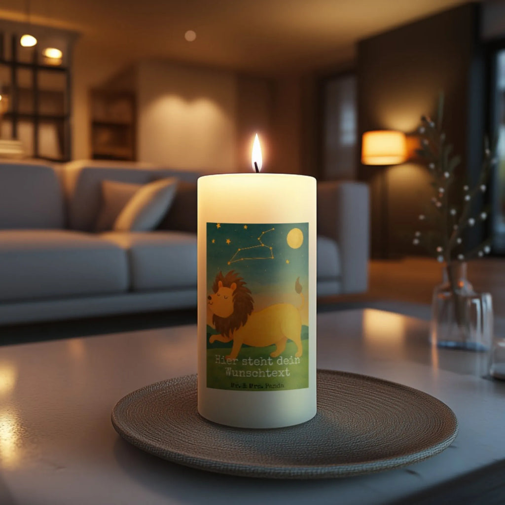 Personalisierte Kerze Sternzeichen Löwe Design Handgemachte Kerze Mit Wunschname, Andachtskerze Mit Namensgravur, Kerze Für Geburtstag Mit Wunschname, Bio-Kerze Mit Wunschname, Weihnachtskerze Mit Namensgravur, Blockkerze Mit Namensdruck, Stabkerze Mit Gravur, Trauerkerze Mit Namen, Kerzen-Set Mit Namensgravur, Personalisierte Kerze, Stumpenkerze Mit Namensgravur, Outdoor-Kerze Mit Namensgravur, Gartenkerze Mit Namen, Kommunionkerze Mit Namen, Kerze Mit Namen, Grabkerze Mit Namensgravur, Osterkerze Mit Namen, Gedenkkerze Mit Namen, Taufekerze Mit Namensgravur, Metall-Kerze Mit Namensgravur, Tischkerze Mit Namensdruck, Firmungskerze Mit Wunschname, Fair-Trade-Kerze Mit Namensgravur, Gastgeschenk Kerze Mit Namen, Tafelkerze Mit Wunschname, Sojawachskerze Mit Namensdruck, Stearinkerze Mit Gravur, Handgegossene Kerze Mit Namen, Kerze Mit Spruch Und Namen, Glas-Kerze Mit Wunschname, Kerze Für Hochzeit Mit Namensgravur, Schwimmkerze Mit Namen, Duftkerze Mit Namen, Laternenkerze Mit Namensdruck, Votivkerze Mit Wunschname, Teelicht Mit Namensdruck, Holz-Kerze Mit Namen, LED-Kerze Mit Wunschname, Kerze Mit Prägung Und Wunschname, Adventskerze Mit Wunschname, Streukerze Mit Namensdruck, Bienenwachskerze Mit Wunschname, Tierkreiszeichen, Sternzeichen, Horoskop, Astrologie, Aszendent, Löwe Geschenk, Geschenk Juli, Löwe Sternzeichen, König der Tiere, Geschenk August, Geburtstag August, Geburtstag Juli