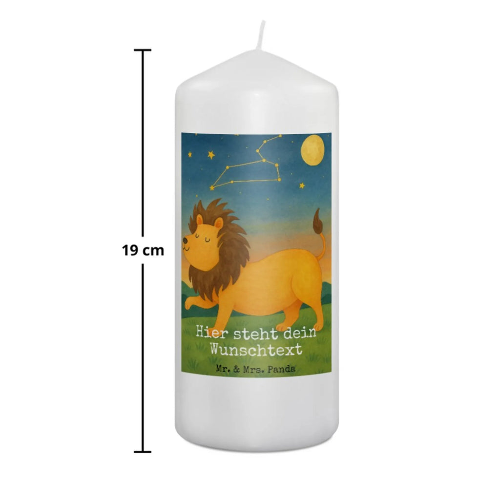 Personalisierte Kerze Sternzeichen Löwe Design Handgemachte Kerze Mit Wunschname, Andachtskerze Mit Namensgravur, Kerze Für Geburtstag Mit Wunschname, Bio-Kerze Mit Wunschname, Weihnachtskerze Mit Namensgravur, Blockkerze Mit Namensdruck, Stabkerze Mit Gravur, Trauerkerze Mit Namen, Kerzen-Set Mit Namensgravur, Personalisierte Kerze, Stumpenkerze Mit Namensgravur, Outdoor-Kerze Mit Namensgravur, Gartenkerze Mit Namen, Kommunionkerze Mit Namen, Kerze Mit Namen, Grabkerze Mit Namensgravur, Osterkerze Mit Namen, Gedenkkerze Mit Namen, Taufekerze Mit Namensgravur, Metall-Kerze Mit Namensgravur, Tischkerze Mit Namensdruck, Firmungskerze Mit Wunschname, Fair-Trade-Kerze Mit Namensgravur, Gastgeschenk Kerze Mit Namen, Tafelkerze Mit Wunschname, Sojawachskerze Mit Namensdruck, Stearinkerze Mit Gravur, Handgegossene Kerze Mit Namen, Kerze Mit Spruch Und Namen, Glas-Kerze Mit Wunschname, Kerze Für Hochzeit Mit Namensgravur, Schwimmkerze Mit Namen, Duftkerze Mit Namen, Laternenkerze Mit Namensdruck, Votivkerze Mit Wunschname, Teelicht Mit Namensdruck, Holz-Kerze Mit Namen, LED-Kerze Mit Wunschname, Kerze Mit Prägung Und Wunschname, Adventskerze Mit Wunschname, Streukerze Mit Namensdruck, Bienenwachskerze Mit Wunschname, Tierkreiszeichen, Sternzeichen, Horoskop, Astrologie, Aszendent, Löwe Geschenk, Geschenk Juli, Löwe Sternzeichen, König der Tiere, Geschenk August, Geburtstag August, Geburtstag Juli