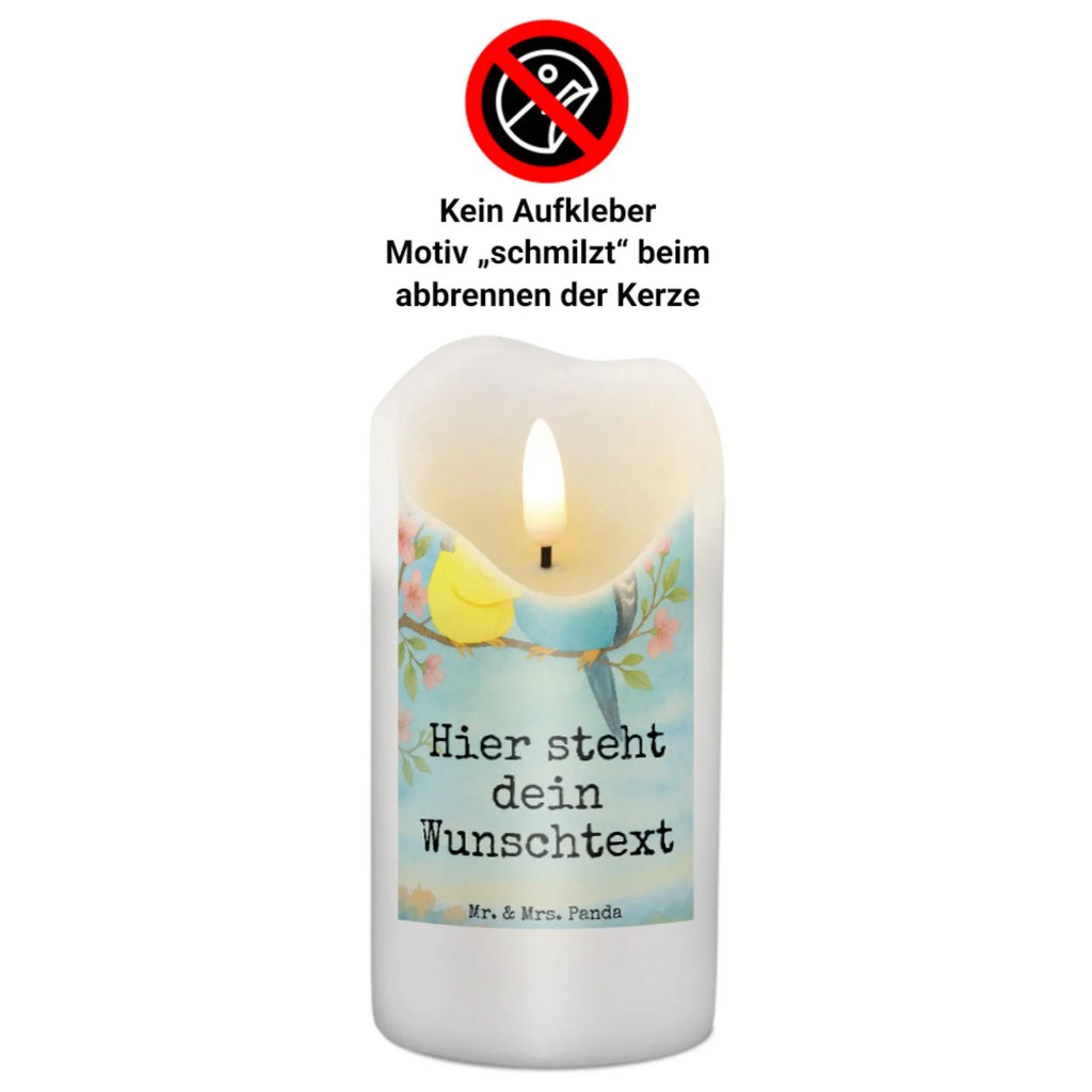 Personalisierte Kerze Wellensittich Liebe Design Firmungskerze Mit Wunschname, Laternenkerze Mit Namensdruck, Gartenkerze Mit Namen, Adventskerze Mit Wunschname, Kerze Für Geburtstag Mit Wunschname, Gedenkkerze Mit Namen, Kerzen-Set Mit Namensgravur, Weihnachtskerze Mit Namensgravur, Votivkerze Mit Wunschname, LED-Kerze Mit Wunschname, Gastgeschenk Kerze Mit Namen, Tafelkerze Mit Wunschname, Stumpenkerze Mit Namensgravur, Metall-Kerze Mit Namensgravur, Teelicht Mit Namensdruck, Stabkerze Mit Gravur, Streukerze Mit Namensdruck, Stearinkerze Mit Gravur, Sojawachskerze Mit Namensdruck, Glas-Kerze Mit Wunschname, Blockkerze Mit Namensdruck, Schwimmkerze Mit Namen, Handgegossene Kerze Mit Namen, Fair-Trade-Kerze Mit Namensgravur, Handgemachte Kerze Mit Wunschname, Osterkerze Mit Namen, Bienenwachskerze Mit Wunschname, Kerze Mit Namen, Outdoor-Kerze Mit Namensgravur, Trauerkerze Mit Namen, Kerze Mit Prägung Und Wunschname, Kerze Mit Spruch Und Namen, Kommunionkerze Mit Namen, Duftkerze Mit Namen, Personalisierte Kerze, Taufekerze Mit Namensgravur, Grabkerze Mit Namensgravur, Bio-Kerze Mit Wunschname, Holz-Kerze Mit Namen, Tischkerze Mit Namensdruck, Kerze Für Hochzeit Mit Namensgravur, Andachtskerze Mit Namensgravur, Liebe, Partner, Freund, Freundin, Ehemann, Ehefrau, Heiraten, Verlobung, Heiratsantrag, Liebesgeschenk, Jahrestag, Hocheitstag, Wellensittich, Vertrauen, Kuscheln, Nähe, Vögel