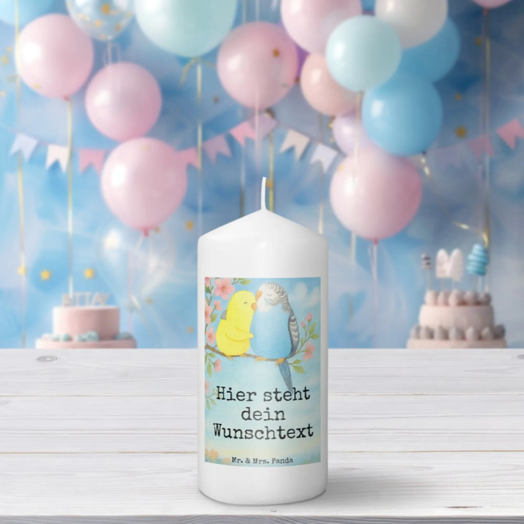 Personalisierte Kerze Wellensittich Liebe Design Firmungskerze Mit Wunschname, Laternenkerze Mit Namensdruck, Gartenkerze Mit Namen, Adventskerze Mit Wunschname, Kerze Für Geburtstag Mit Wunschname, Gedenkkerze Mit Namen, Kerzen-Set Mit Namensgravur, Weihnachtskerze Mit Namensgravur, Votivkerze Mit Wunschname, LED-Kerze Mit Wunschname, Gastgeschenk Kerze Mit Namen, Tafelkerze Mit Wunschname, Stumpenkerze Mit Namensgravur, Metall-Kerze Mit Namensgravur, Teelicht Mit Namensdruck, Stabkerze Mit Gravur, Streukerze Mit Namensdruck, Stearinkerze Mit Gravur, Sojawachskerze Mit Namensdruck, Glas-Kerze Mit Wunschname, Blockkerze Mit Namensdruck, Schwimmkerze Mit Namen, Handgegossene Kerze Mit Namen, Fair-Trade-Kerze Mit Namensgravur, Handgemachte Kerze Mit Wunschname, Osterkerze Mit Namen, Bienenwachskerze Mit Wunschname, Kerze Mit Namen, Outdoor-Kerze Mit Namensgravur, Trauerkerze Mit Namen, Kerze Mit Prägung Und Wunschname, Kerze Mit Spruch Und Namen, Kommunionkerze Mit Namen, Duftkerze Mit Namen, Personalisierte Kerze, Taufekerze Mit Namensgravur, Grabkerze Mit Namensgravur, Bio-Kerze Mit Wunschname, Holz-Kerze Mit Namen, Tischkerze Mit Namensdruck, Kerze Für Hochzeit Mit Namensgravur, Andachtskerze Mit Namensgravur, Liebe, Partner, Freund, Freundin, Ehemann, Ehefrau, Heiraten, Verlobung, Heiratsantrag, Liebesgeschenk, Jahrestag, Hocheitstag, Wellensittich, Vertrauen, Kuscheln, Nähe, Vögel