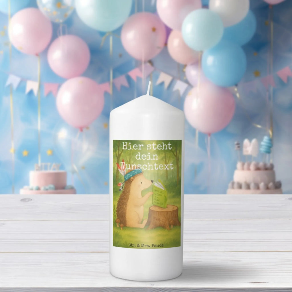 Personalisierte Kerze Igel Federschmuck Design Stumpenkerze Mit Namensgravur, Kerze Für Hochzeit Mit Namensgravur, Firmungskerze Mit Wunschname, Osterkerze Mit Namen, LED-Kerze Mit Wunschname, Metall-Kerze Mit Namensgravur, Weihnachtskerze Mit Namensgravur, Stearinkerze Mit Gravur, Fair-Trade-Kerze Mit Namensgravur, Handgemachte Kerze Mit Wunschname, Sojawachskerze Mit Namensdruck, Stabkerze Mit Gravur, Tischkerze Mit Namensdruck, Trauerkerze Mit Namen, Blockkerze Mit Namensdruck, Andachtskerze Mit Namensgravur, Gedenkkerze Mit Namen, Glas-Kerze Mit Wunschname, Taufekerze Mit Namensgravur, Gartenkerze Mit Namen, Kerze Mit Prägung Und Wunschname, Bienenwachskerze Mit Wunschname, Adventskerze Mit Wunschname, Teelicht Mit Namensdruck, Gastgeschenk Kerze Mit Namen, Kerze Mit Namen, Laternenkerze Mit Namensdruck, Holz-Kerze Mit Namen, Outdoor-Kerze Mit Namensgravur, Streukerze Mit Namensdruck, Votivkerze Mit Wunschname, Kommunionkerze Mit Namen, Kerzen-Set Mit Namensgravur, Bio-Kerze Mit Wunschname, Tafelkerze Mit Wunschname, Kerze Für Geburtstag Mit Wunschname, Personalisierte Kerze, Kerze Mit Spruch Und Namen, Grabkerze Mit Namensgravur, Handgegossene Kerze Mit Namen, Duftkerze Mit Namen, Schwimmkerze Mit Namen, Waldtiere, Tiere, Abenteuer, Lagerfeuer, Camping, Igel, Indianer