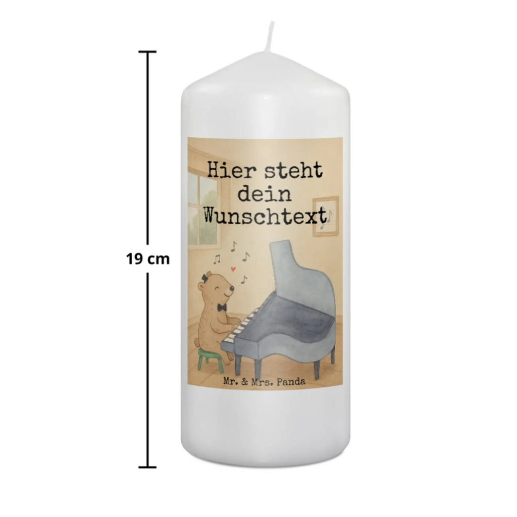 Personalisierte Kerze Bär Klavier Design LED-Kerze Mit Wunschname, Gedenkkerze Mit Namen, Stumpenkerze Mit Namensgravur, Votivkerze Mit Wunschname, Tafelkerze Mit Wunschname, Weihnachtskerze Mit Namensgravur, Bio-Kerze Mit Wunschname, Fair-Trade-Kerze Mit Namensgravur, Kommunionkerze Mit Namen, Gastgeschenk Kerze Mit Namen, Outdoor-Kerze Mit Namensgravur, Sojawachskerze Mit Namensdruck, Stabkerze Mit Gravur, Kerze Für Geburtstag Mit Wunschname, Andachtskerze Mit Namensgravur, Handgegossene Kerze Mit Namen, Laternenkerze Mit Namensdruck, Kerze Für Hochzeit Mit Namensgravur, Teelicht Mit Namensdruck, Osterkerze Mit Namen, Adventskerze Mit Wunschname, Handgemachte Kerze Mit Wunschname, Taufekerze Mit Namensgravur, Trauerkerze Mit Namen, Duftkerze Mit Namen, Kerze Mit Spruch Und Namen, Glas-Kerze Mit Wunschname, Kerze Mit Prägung Und Wunschname, Gartenkerze Mit Namen, Firmungskerze Mit Wunschname, Tischkerze Mit Namensdruck, Holz-Kerze Mit Namen, Streukerze Mit Namensdruck, Kerze Mit Namen, Stearinkerze Mit Gravur, Personalisierte Kerze, Blockkerze Mit Namensdruck, Metall-Kerze Mit Namensgravur, Bienenwachskerze Mit Wunschname, Grabkerze Mit Namensgravur, Kerzen-Set Mit Namensgravur, Schwimmkerze Mit Namen, Instrumente, Geschenke Musiker, Musikliebhaber, Klassik, Pianist, Konzert, Bär, Klavier, Flügel