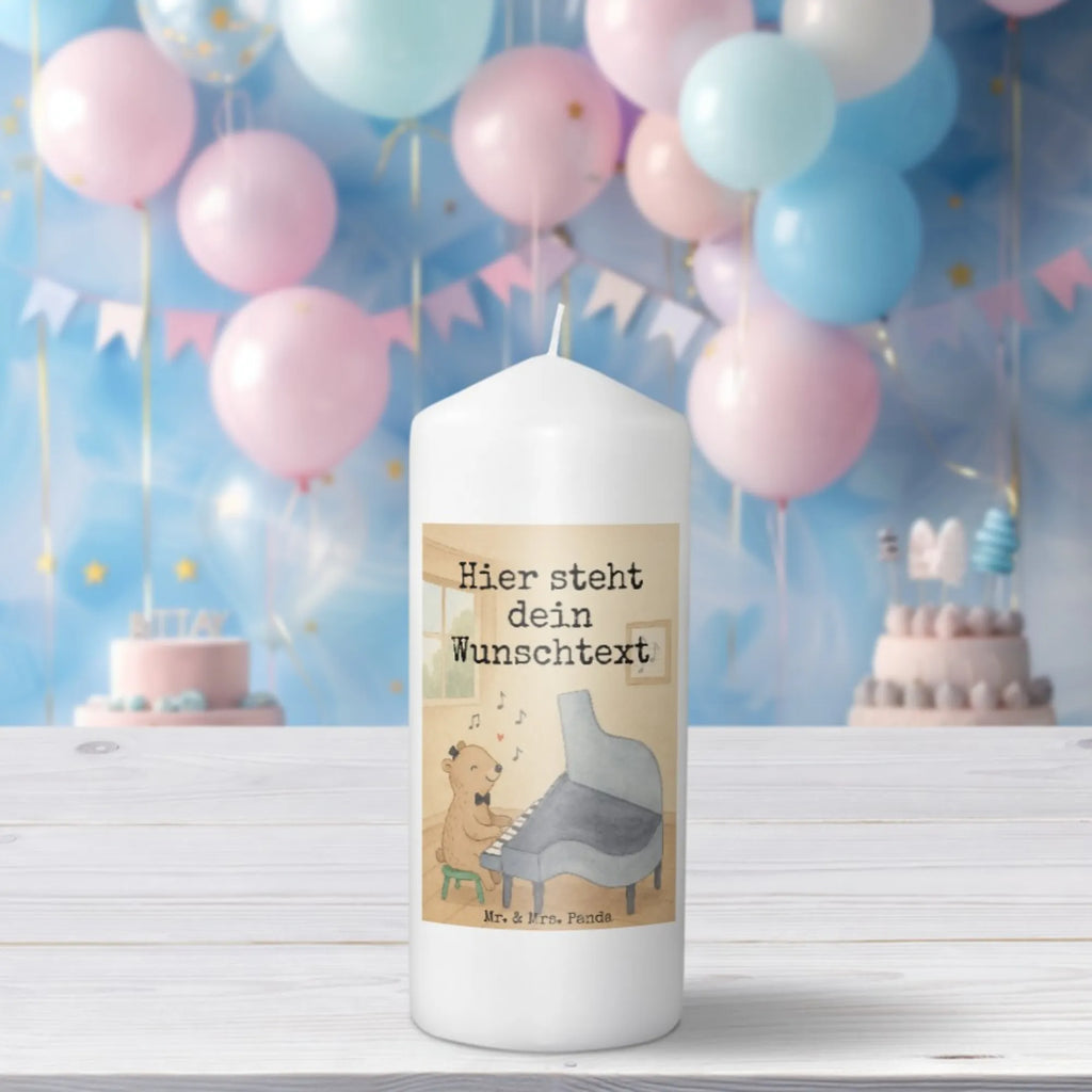 Personalisierte Kerze Bär Klavier Design LED-Kerze Mit Wunschname, Gedenkkerze Mit Namen, Stumpenkerze Mit Namensgravur, Votivkerze Mit Wunschname, Tafelkerze Mit Wunschname, Weihnachtskerze Mit Namensgravur, Bio-Kerze Mit Wunschname, Fair-Trade-Kerze Mit Namensgravur, Kommunionkerze Mit Namen, Gastgeschenk Kerze Mit Namen, Outdoor-Kerze Mit Namensgravur, Sojawachskerze Mit Namensdruck, Stabkerze Mit Gravur, Kerze Für Geburtstag Mit Wunschname, Andachtskerze Mit Namensgravur, Handgegossene Kerze Mit Namen, Laternenkerze Mit Namensdruck, Kerze Für Hochzeit Mit Namensgravur, Teelicht Mit Namensdruck, Osterkerze Mit Namen, Adventskerze Mit Wunschname, Handgemachte Kerze Mit Wunschname, Taufekerze Mit Namensgravur, Trauerkerze Mit Namen, Duftkerze Mit Namen, Kerze Mit Spruch Und Namen, Glas-Kerze Mit Wunschname, Kerze Mit Prägung Und Wunschname, Gartenkerze Mit Namen, Firmungskerze Mit Wunschname, Tischkerze Mit Namensdruck, Holz-Kerze Mit Namen, Streukerze Mit Namensdruck, Kerze Mit Namen, Stearinkerze Mit Gravur, Personalisierte Kerze, Blockkerze Mit Namensdruck, Metall-Kerze Mit Namensgravur, Bienenwachskerze Mit Wunschname, Grabkerze Mit Namensgravur, Kerzen-Set Mit Namensgravur, Schwimmkerze Mit Namen, Instrumente, Geschenke Musiker, Musikliebhaber, Klassik, Pianist, Konzert, Bär, Klavier, Flügel