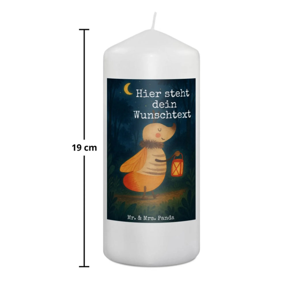 Personalisierte Kerze Glühwürmchen Design Taufekerze Mit Namensgravur, Duftkerze Mit Namen, Sojawachskerze Mit Namensdruck, Trauerkerze Mit Namen, Gedenkkerze Mit Namen, Kerze Mit Prägung Und Wunschname, Bienenwachskerze Mit Wunschname, Holz-Kerze Mit Namen, Stumpenkerze Mit Namensgravur, Votivkerze Mit Wunschname, Grabkerze Mit Namensgravur, Schwimmkerze Mit Namen, LED-Kerze Mit Wunschname, Adventskerze Mit Wunschname, Handgegossene Kerze Mit Namen, Personalisierte Kerze, Gastgeschenk Kerze Mit Namen, Streukerze Mit Namensdruck, Kerzen-Set Mit Namensgravur, Metall-Kerze Mit Namensgravur, Bio-Kerze Mit Wunschname, Kerze Für Geburtstag Mit Wunschname, Teelicht Mit Namensdruck, Andachtskerze Mit Namensgravur, Kerze Mit Spruch Und Namen, Tafelkerze Mit Wunschname, Fair-Trade-Kerze Mit Namensgravur, Glas-Kerze Mit Wunschname, Outdoor-Kerze Mit Namensgravur, Blockkerze Mit Namensdruck, Kerze Für Hochzeit Mit Namensgravur, Laternenkerze Mit Namensdruck, Weihnachtskerze Mit Namensgravur, Osterkerze Mit Namen, Gartenkerze Mit Namen, Tischkerze Mit Namensdruck, Kerze Mit Namen, Stearinkerze Mit Gravur, Handgemachte Kerze Mit Wunschname, Firmungskerze Mit Wunschname, Stabkerze Mit Gravur, Kommunionkerze Mit Namen, Tiermotive, Gute Laune, lustige Sprüche, Tiere, Lieblingsmensch, Jahrestag, magisch, Falter, Glühwurm, Glühwürmchen, Leuchten, Verlobung, Liebesbeweis, Heiratsantrag, Liebe, Liebesspruch