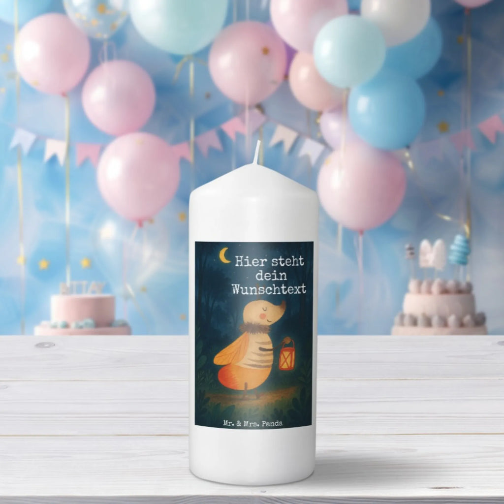 Personalisierte Kerze Glühwürmchen Design Taufekerze Mit Namensgravur, Duftkerze Mit Namen, Sojawachskerze Mit Namensdruck, Trauerkerze Mit Namen, Gedenkkerze Mit Namen, Kerze Mit Prägung Und Wunschname, Bienenwachskerze Mit Wunschname, Holz-Kerze Mit Namen, Stumpenkerze Mit Namensgravur, Votivkerze Mit Wunschname, Grabkerze Mit Namensgravur, Schwimmkerze Mit Namen, LED-Kerze Mit Wunschname, Adventskerze Mit Wunschname, Handgegossene Kerze Mit Namen, Personalisierte Kerze, Gastgeschenk Kerze Mit Namen, Streukerze Mit Namensdruck, Kerzen-Set Mit Namensgravur, Metall-Kerze Mit Namensgravur, Bio-Kerze Mit Wunschname, Kerze Für Geburtstag Mit Wunschname, Teelicht Mit Namensdruck, Andachtskerze Mit Namensgravur, Kerze Mit Spruch Und Namen, Tafelkerze Mit Wunschname, Fair-Trade-Kerze Mit Namensgravur, Glas-Kerze Mit Wunschname, Outdoor-Kerze Mit Namensgravur, Blockkerze Mit Namensdruck, Kerze Für Hochzeit Mit Namensgravur, Laternenkerze Mit Namensdruck, Weihnachtskerze Mit Namensgravur, Osterkerze Mit Namen, Gartenkerze Mit Namen, Tischkerze Mit Namensdruck, Kerze Mit Namen, Stearinkerze Mit Gravur, Handgemachte Kerze Mit Wunschname, Firmungskerze Mit Wunschname, Stabkerze Mit Gravur, Kommunionkerze Mit Namen, Tiermotive, Gute Laune, lustige Sprüche, Tiere, Lieblingsmensch, Jahrestag, magisch, Falter, Glühwurm, Glühwürmchen, Leuchten, Verlobung, Liebesbeweis, Heiratsantrag, Liebe, Liebesspruch