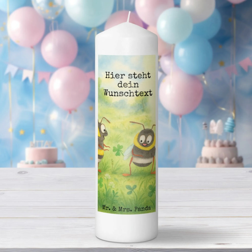 Personalisierte Kerze Hummeln Kleeblatt Design Fair-Trade-Kerze Mit Namensgravur, Firmungskerze Mit Wunschname, Bienenwachskerze Mit Wunschname, LED-Kerze Mit Wunschname, Metall-Kerze Mit Namensgravur, Glas-Kerze Mit Wunschname, Tafelkerze Mit Wunschname, Streukerze Mit Namensdruck, Handgemachte Kerze Mit Wunschname, Grabkerze Mit Namensgravur, Holz-Kerze Mit Namen, Andachtskerze Mit Namensgravur, Personalisierte Kerze, Weihnachtskerze Mit Namensgravur, Trauerkerze Mit Namen, Gartenkerze Mit Namen, Kerzen-Set Mit Namensgravur, Adventskerze Mit Wunschname, Stearinkerze Mit Gravur, Kerze Mit Namen, Bio-Kerze Mit Wunschname, Teelicht Mit Namensdruck, Tischkerze Mit Namensdruck, Handgegossene Kerze Mit Namen, Blockkerze Mit Namensdruck, Gedenkkerze Mit Namen, Stumpenkerze Mit Namensgravur, Kerze Mit Spruch Und Namen, Schwimmkerze Mit Namen, Kerze Für Geburtstag Mit Wunschname, Kerze Für Hochzeit Mit Namensgravur, Laternenkerze Mit Namensdruck, Duftkerze Mit Namen, Outdoor-Kerze Mit Namensgravur, Sojawachskerze Mit Namensdruck, Stabkerze Mit Gravur, Taufekerze Mit Namensgravur, Kerze Mit Prägung Und Wunschname, Votivkerze Mit Wunschname, Kommunionkerze Mit Namen, Osterkerze Mit Namen, Gastgeschenk Kerze Mit Namen, Tiermotive, Gute Laune, lustige Sprüche, Tiere, Biene, Spruch schön, Spruch positiv, Biene Deko, Hummel, glücklich sein, Spruch fröhlich, glücklich werden