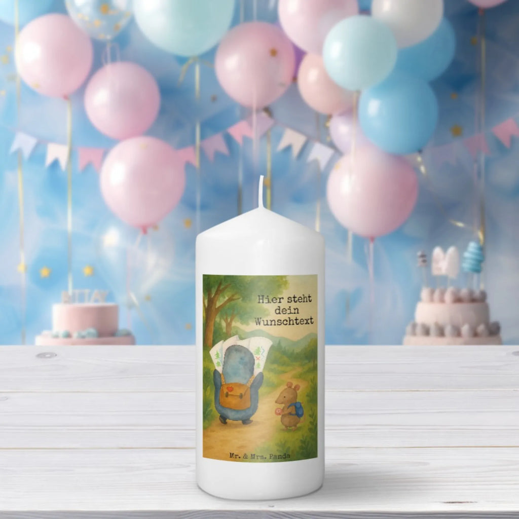 Personalisierte Kerze Pinguin & Maus Wanderer Design Sojawachskerze Mit Namensdruck, Bienenwachskerze Mit Wunschname, Outdoor-Kerze Mit Namensgravur, Votivkerze Mit Wunschname, Kerze Mit Prägung Und Wunschname, Tafelkerze Mit Wunschname, Handgegossene Kerze Mit Namen, Tischkerze Mit Namensdruck, Holz-Kerze Mit Namen, Teelicht Mit Namensdruck, Taufekerze Mit Namensgravur, Andachtskerze Mit Namensgravur, Trauerkerze Mit Namen, Metall-Kerze Mit Namensgravur, Kommunionkerze Mit Namen, Handgemachte Kerze Mit Wunschname, LED-Kerze Mit Wunschname, Grabkerze Mit Namensgravur, Kerzen-Set Mit Namensgravur, Kerze Mit Namen, Blockkerze Mit Namensdruck, Weihnachtskerze Mit Namensgravur, Duftkerze Mit Namen, Stumpenkerze Mit Namensgravur, Adventskerze Mit Wunschname, Fair-Trade-Kerze Mit Namensgravur, Stabkerze Mit Gravur, Kerze Mit Spruch Und Namen, Kerze Für Hochzeit Mit Namensgravur, Gedenkkerze Mit Namen, Personalisierte Kerze, Osterkerze Mit Namen, Glas-Kerze Mit Wunschname, Stearinkerze Mit Gravur, Gartenkerze Mit Namen, Gastgeschenk Kerze Mit Namen, Bio-Kerze Mit Wunschname, Schwimmkerze Mit Namen, Kerze Für Geburtstag Mit Wunschname, Firmungskerze Mit Wunschname, Laternenkerze Mit Namensdruck, Streukerze Mit Namensdruck, Pinguin, Abenteurer, Pinguine, Wanderlust, Roadtrip, Ausflug, Abenteuer, wandern
