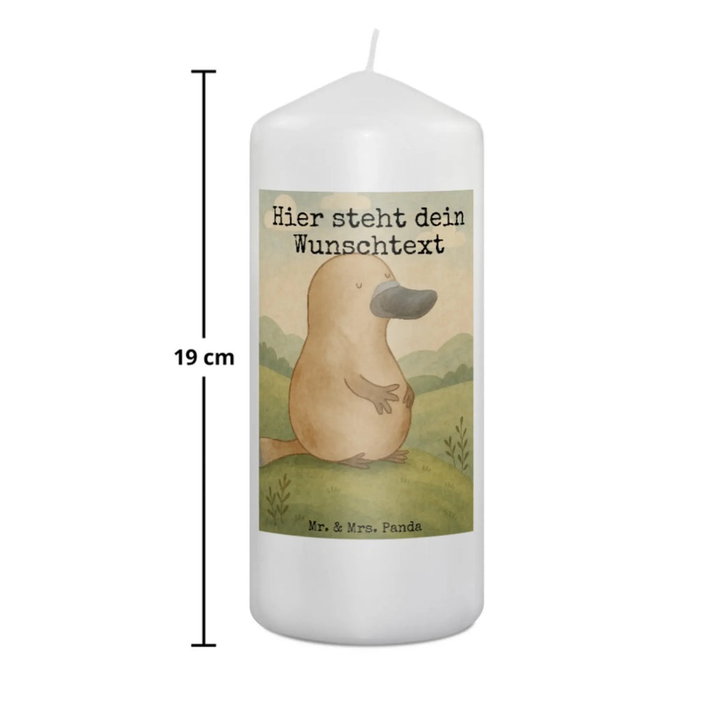 Personalisierte Kerze Schnabeltier Mut Design Holz-Kerze Mit Namen, Blockkerze Mit Namensdruck, Gastgeschenk Kerze Mit Namen, Bienenwachskerze Mit Wunschname, Handgemachte Kerze Mit Wunschname, Tafelkerze Mit Wunschname, Kerze Mit Spruch Und Namen, Firmungskerze Mit Wunschname, LED-Kerze Mit Wunschname, Tischkerze Mit Namensdruck, Personalisierte Kerze, Kerzen-Set Mit Namensgravur, Grabkerze Mit Namensgravur, Stabkerze Mit Gravur, Gedenkkerze Mit Namen, Laternenkerze Mit Namensdruck, Fair-Trade-Kerze Mit Namensgravur, Andachtskerze Mit Namensgravur, Glas-Kerze Mit Wunschname, Stearinkerze Mit Gravur, Adventskerze Mit Wunschname, Kommunionkerze Mit Namen, Sojawachskerze Mit Namensdruck, Osterkerze Mit Namen, Trauerkerze Mit Namen, Taufekerze Mit Namensgravur, Gartenkerze Mit Namen, Kerze Für Hochzeit Mit Namensgravur, Outdoor-Kerze Mit Namensgravur, Kerze Mit Prägung Und Wunschname, Stumpenkerze Mit Namensgravur, Teelicht Mit Namensdruck, Kerze Mit Namen, Schwimmkerze Mit Namen, Handgegossene Kerze Mit Namen, Metall-Kerze Mit Namensgravur, Bio-Kerze Mit Wunschname, Weihnachtskerze Mit Namensgravur, Votivkerze Mit Wunschname, Kerze Für Geburtstag Mit Wunschname, Duftkerze Mit Namen, Streukerze Mit Namensdruck, Meerestiere, Meer, Urlaub, Training, Neustart, mutig, Neuanfang, Motivation, Lebensweisheit, Schnabeltiere, Büro, Schnabeltier, Weltreise, Arbeit, Mut, Raodtrip