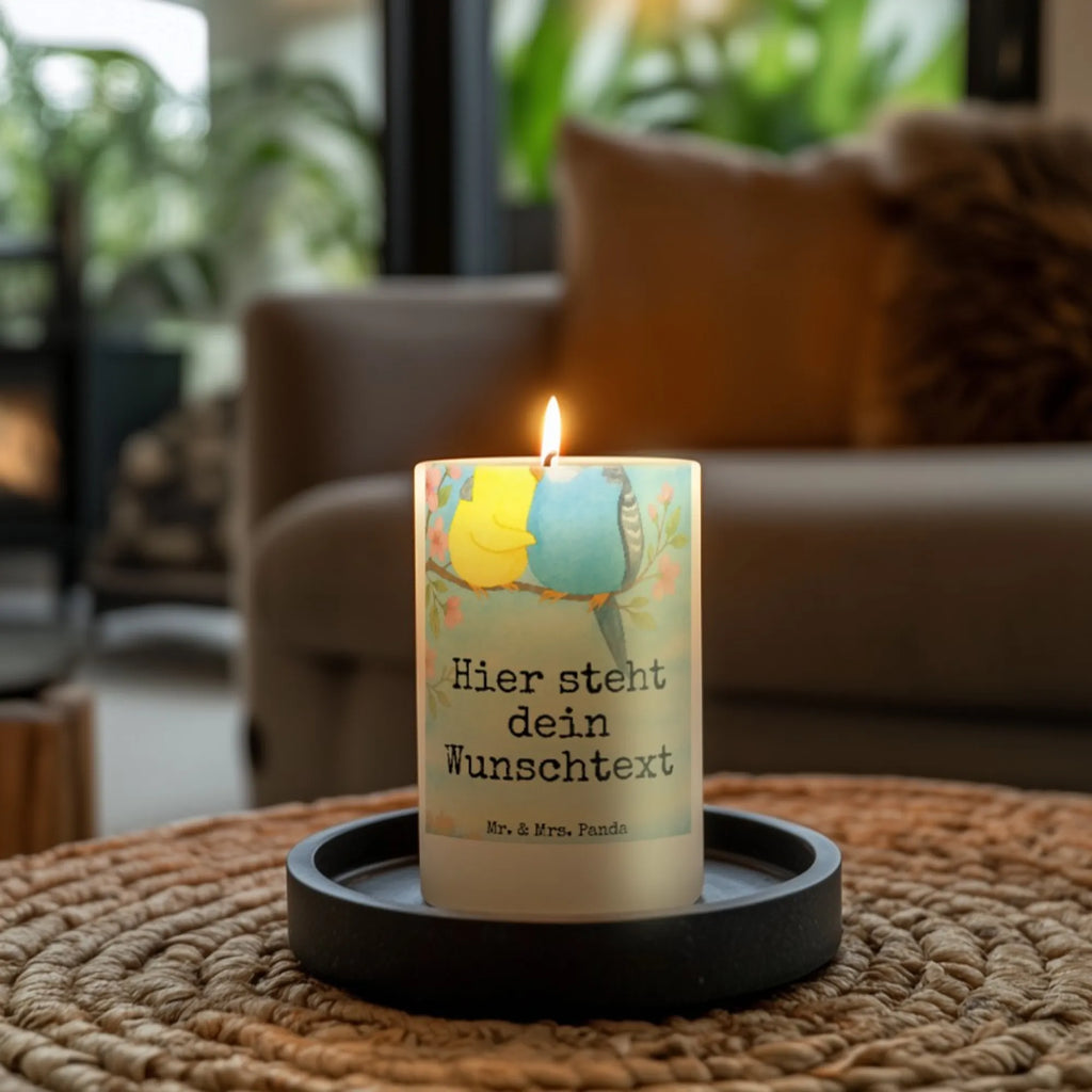 Personalisierte Kerze Wellensittich Liebe Design Firmungskerze Mit Wunschname, Laternenkerze Mit Namensdruck, Gartenkerze Mit Namen, Adventskerze Mit Wunschname, Kerze Für Geburtstag Mit Wunschname, Gedenkkerze Mit Namen, Kerzen-Set Mit Namensgravur, Weihnachtskerze Mit Namensgravur, Votivkerze Mit Wunschname, LED-Kerze Mit Wunschname, Gastgeschenk Kerze Mit Namen, Tafelkerze Mit Wunschname, Stumpenkerze Mit Namensgravur, Metall-Kerze Mit Namensgravur, Teelicht Mit Namensdruck, Stabkerze Mit Gravur, Streukerze Mit Namensdruck, Stearinkerze Mit Gravur, Sojawachskerze Mit Namensdruck, Glas-Kerze Mit Wunschname, Blockkerze Mit Namensdruck, Schwimmkerze Mit Namen, Handgegossene Kerze Mit Namen, Fair-Trade-Kerze Mit Namensgravur, Handgemachte Kerze Mit Wunschname, Osterkerze Mit Namen, Bienenwachskerze Mit Wunschname, Kerze Mit Namen, Outdoor-Kerze Mit Namensgravur, Trauerkerze Mit Namen, Kerze Mit Prägung Und Wunschname, Kerze Mit Spruch Und Namen, Kommunionkerze Mit Namen, Duftkerze Mit Namen, Personalisierte Kerze, Taufekerze Mit Namensgravur, Grabkerze Mit Namensgravur, Bio-Kerze Mit Wunschname, Holz-Kerze Mit Namen, Tischkerze Mit Namensdruck, Kerze Für Hochzeit Mit Namensgravur, Andachtskerze Mit Namensgravur, Liebe, Partner, Freund, Freundin, Ehemann, Ehefrau, Heiraten, Verlobung, Heiratsantrag, Liebesgeschenk, Jahrestag, Hocheitstag, Wellensittich, Vertrauen, Kuscheln, Nähe, Vögel