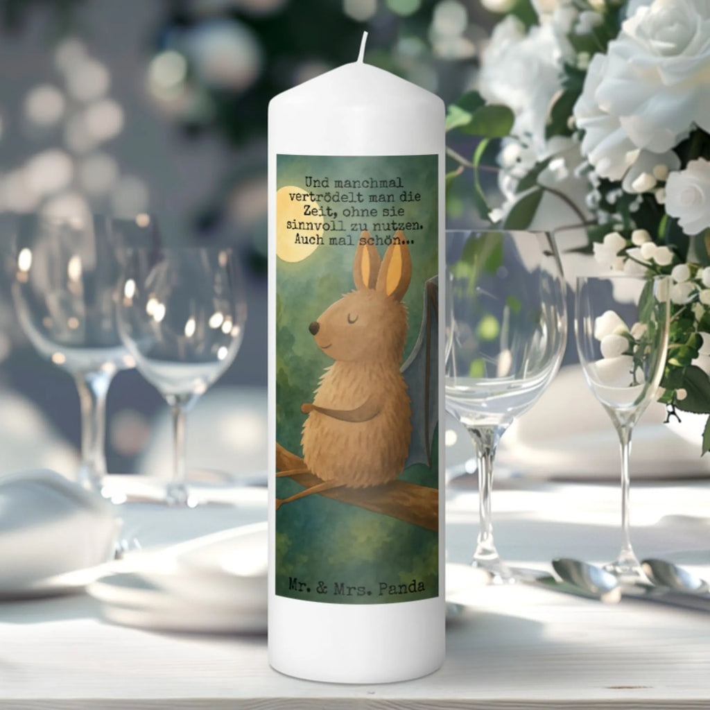 Kerze Fledermaus Sitzen Design Kerze Für Taufe, Kerze Mit Namensgravur, Kerze Für Kommunion, Kerze Für Geburtstag, Kerze Für Advent, Grabkerze, Kerze Mit Spruch, Gedenkkerze, Trauerkerze, Andachtskerze, Streukerze, Dinnerkerze, Kerze Für Weihnachten, Kerze, Blockkerze, Kerze Mit Fotoeinleger, Tischkerze, Tafelkerze, Handgemachte Kerze, Gartenkerze, Kerze Mit Motiv, Bio-Kerze, Metall-Kerze, Kerze Ohne Duft, Kerze Für Hochzeit, Kerze Als Gastgeschenk, Kerze Mit Duft, Stumpenkerze, Dinnerkerzenpaar, Kerze Für Ostern, Kerze Mit Prägung, Laternenkerze, Kerze Für Firmung, Teelicht, Kerze Mit Gravur, Handgegossene Kerze, Outdoor-Kerze, Stabkerze, Votivkerze, Duftkerze, Fair-Trade-Kerze, Stearin­kerze, Glas-Kerze, Sojawachskerze, Stumpenkerzen-Set, Grablicht, Tiermotive, Gute Laune, lustige Sprüche, Tiere, Fledermäuse, entspannen, Motivation, Fledermaus