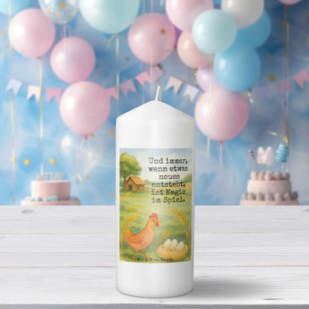 Kerze Huhn Stolz Design Bio-Kerze, Kerze Als Gastgeschenk, Kerze Mit Spruch, Kerze Mit Prägung, Kerze Für Advent, Fair-Trade-Kerze, Kerze Mit Fotoeinleger, Kerze, Andachtskerze, Blockkerze, Grablicht, Stumpenkerze, Kerze Mit Gravur, Stumpenkerzen-Set, Sojawachskerze, Kerze Mit Namensgravur, Streukerze, Stabkerze, Kerze Für Weihnachten, Handgemachte Kerze, Metall-Kerze, Kerze Ohne Duft, Gedenkkerze, Glas-Kerze, Stearin­kerze, Kerze Für Kommunion, Laternenkerze, Tafelkerze, Duftkerze, Outdoor-Kerze, Teelicht, Dinnerkerze, Kerze Für Geburtstag, Votivkerze, Tischkerze, Handgegossene Kerze, Gartenkerze, Kerze Für Firmung, Trauerkerze, Grabkerze, Kerze Für Taufe, Kerze Für Hochzeit, Kerze Mit Motiv, Kerze Mit Duft, Dinnerkerzenpaar, Kerze Für Ostern, Bauernhof, Hoftiere, Landwirt, Landwirtin, Geburt, Hühner, Schwangerschaft, Henne, Hahn, Motivation, Magie, Hof, Landleben, Eier, Spruch