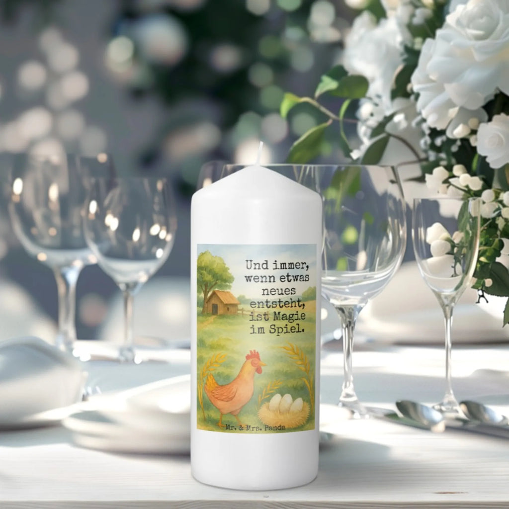 Kerze Huhn Stolz Design Bio-Kerze, Kerze Als Gastgeschenk, Kerze Mit Spruch, Kerze Mit Prägung, Kerze Für Advent, Fair-Trade-Kerze, Kerze Mit Fotoeinleger, Kerze, Andachtskerze, Blockkerze, Grablicht, Stumpenkerze, Kerze Mit Gravur, Stumpenkerzen-Set, Sojawachskerze, Kerze Mit Namensgravur, Streukerze, Stabkerze, Kerze Für Weihnachten, Handgemachte Kerze, Metall-Kerze, Kerze Ohne Duft, Gedenkkerze, Glas-Kerze, Stearin­kerze, Kerze Für Kommunion, Laternenkerze, Tafelkerze, Duftkerze, Outdoor-Kerze, Teelicht, Dinnerkerze, Kerze Für Geburtstag, Votivkerze, Tischkerze, Handgegossene Kerze, Gartenkerze, Kerze Für Firmung, Trauerkerze, Grabkerze, Kerze Für Taufe, Kerze Für Hochzeit, Kerze Mit Motiv, Kerze Mit Duft, Dinnerkerzenpaar, Kerze Für Ostern, Bauernhof, Hoftiere, Landwirt, Landwirtin, Geburt, Hühner, Schwangerschaft, Henne, Hahn, Motivation, Magie, Hof, Landleben, Eier, Spruch