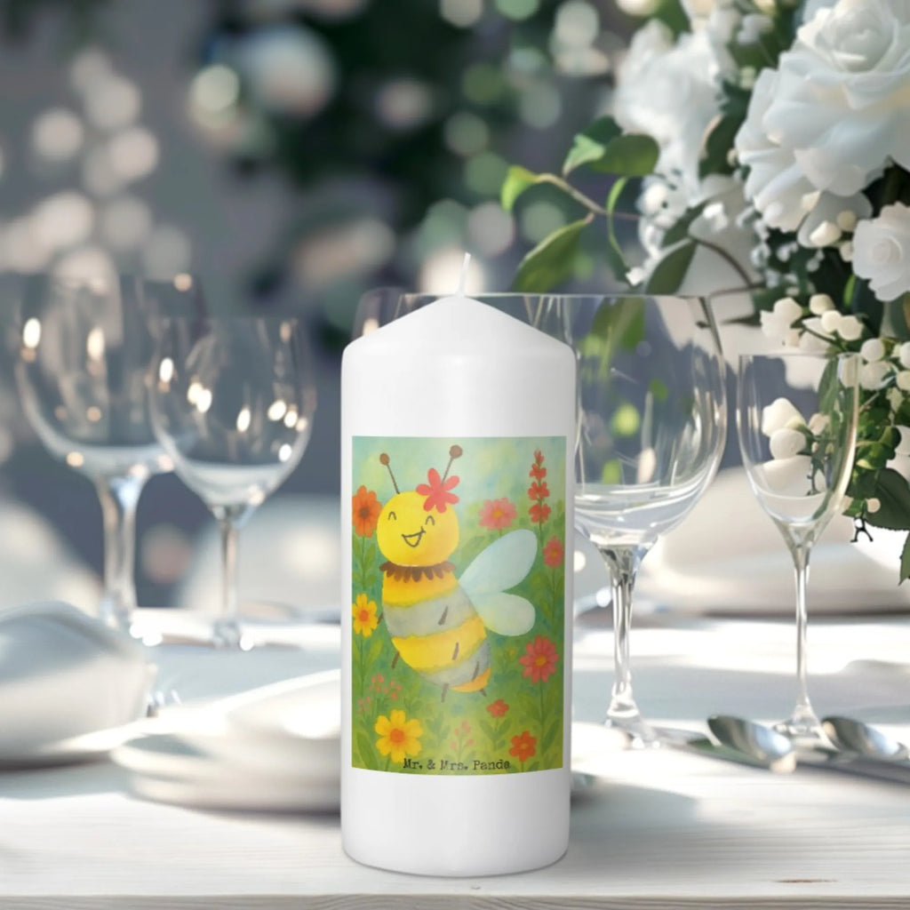 Kerze Biene Blume Design Tafelkerze, Kerze Als Gastgeschenk, Votivkerze, Metall-Kerze, Stumpenkerze, Sojawachskerze, Tischkerze, Trauerkerze, Glas-Kerze, Kerze Für Firmung, Dinnerkerze, Fair-Trade-Kerze, Kerze Mit Gravur, Handgegossene Kerze, Grablicht, Stabkerze, Kerze Ohne Duft, Stumpenkerzen-Set, Gartenkerze, Dinnerkerzenpaar, Kerze Für Ostern, Kerze Für Geburtstag, Teelicht, Streukerze, Kerze Mit Motiv, Kerze Für Weihnachten, Kerze Mit Duft, Kerze Für Kommunion, Andachtskerze, Laternenkerze, Stearin­kerze, Kerze Für Taufe, Gedenkkerze, Bio-Kerze, Kerze Mit Spruch, Blockkerze, Kerze Mit Prägung, Grabkerze, Duftkerze, Kerze, Kerze Für Hochzeit, Outdoor-Kerze, Handgemachte Kerze, Kerze Für Advent, Kerze Mit Fotoeinleger, Kerze Mit Namensgravur, Biene, Wespe, Hummel