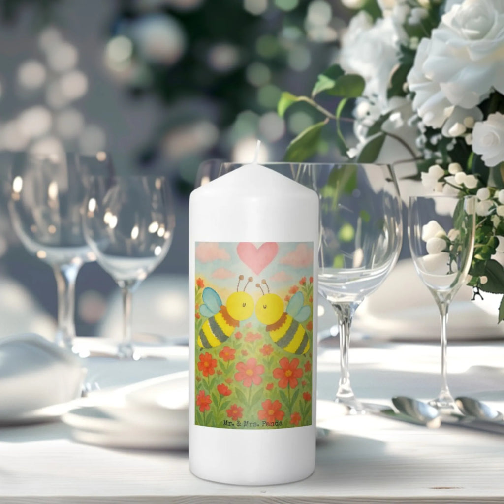 Kerze Biene Liebe Design Gartenkerze, Kerze Für Ostern, Grablicht, Dinnerkerzenpaar, Kerze Mit Prägung, Teelicht, Stabkerze, Kerze Für Weihnachten, Fair-Trade-Kerze, Kerze Für Hochzeit, Kerze Für Advent, Blockkerze, Sojawachskerze, Laternenkerze, Outdoor-Kerze, Kerze Mit Spruch, Kerze Mit Duft, Handgegossene Kerze, Duftkerze, Handgemachte Kerze, Kerze Mit Fotoeinleger, Kerze Mit Namensgravur, Tafelkerze, Kerze, Bio-Kerze, Andachtskerze, Gedenkkerze, Stumpenkerze, Stumpenkerzen-Set, Kerze Mit Motiv, Votivkerze, Kerze Ohne Duft, Dinnerkerze, Kerze Für Geburtstag, Stearin­kerze, Glas-Kerze, Kerze Mit Gravur, Kerze Für Firmung, Kerze Für Kommunion, Kerze Für Taufe, Metall-Kerze, Tischkerze, Trauerkerze, Streukerze, Kerze Als Gastgeschenk, Grabkerze, Biene, Wespe, Hummel