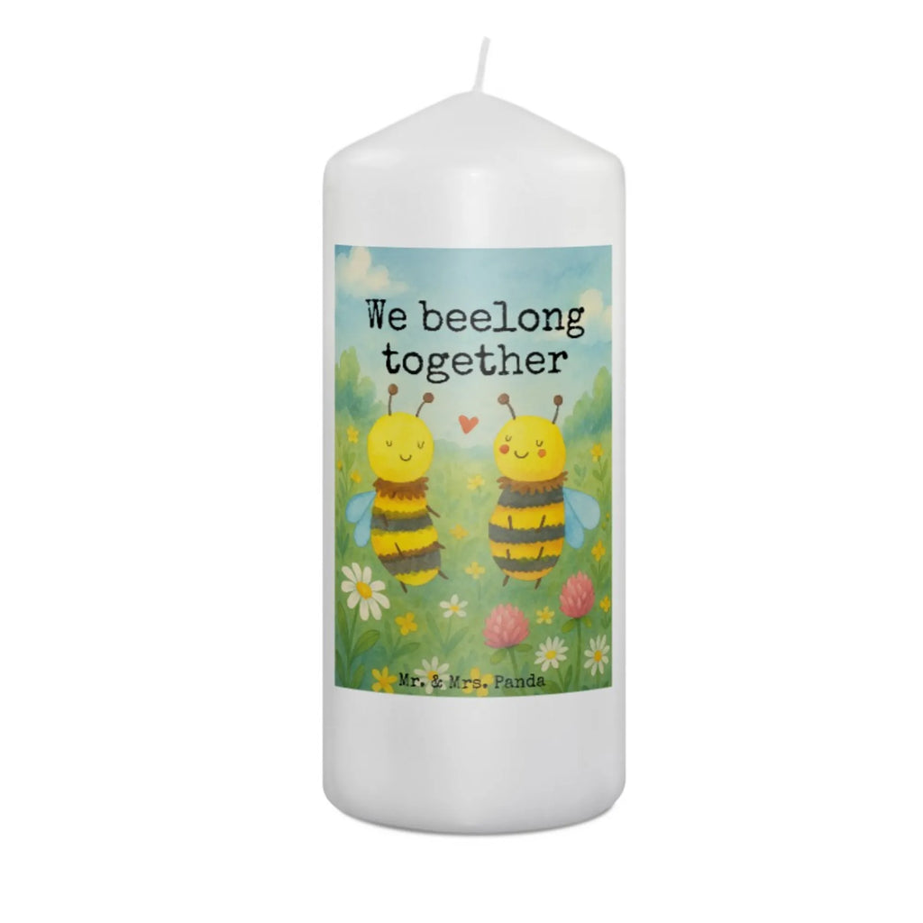 Kerze Biene Verliebt Design Kerze Für Geburtstag, Kerze Für Taufe, Kerze Mit Gravur, Kerze, Dinnerkerze, Handgegossene Kerze, Grablicht, Tischkerze, Fair-Trade-Kerze, Votivkerze, Stearin­kerze, Sojawachskerze, Metall-Kerze, Streukerze, Stumpenkerze, Gedenkkerze, Stumpenkerzen-Set, Bio-Kerze, Kerze Für Firmung, Duftkerze, Handgemachte Kerze, Kerze Mit Fotoeinleger, Kerze Mit Namensgravur, Teelicht, Kerze Für Hochzeit, Kerze Mit Duft, Tafelkerze, Dinnerkerzenpaar, Laternenkerze, Gartenkerze, Outdoor-Kerze, Kerze Ohne Duft, Kerze Für Advent, Andachtskerze, Kerze Für Weihnachten, Kerze Als Gastgeschenk, Trauerkerze, Stabkerze, Kerze Für Kommunion, Kerze Für Ostern, Blockkerze, Kerze Mit Prägung, Glas-Kerze, Kerze Mit Spruch, Grabkerze, Kerze Mit Motiv, Biene, Wespe, Hummel
