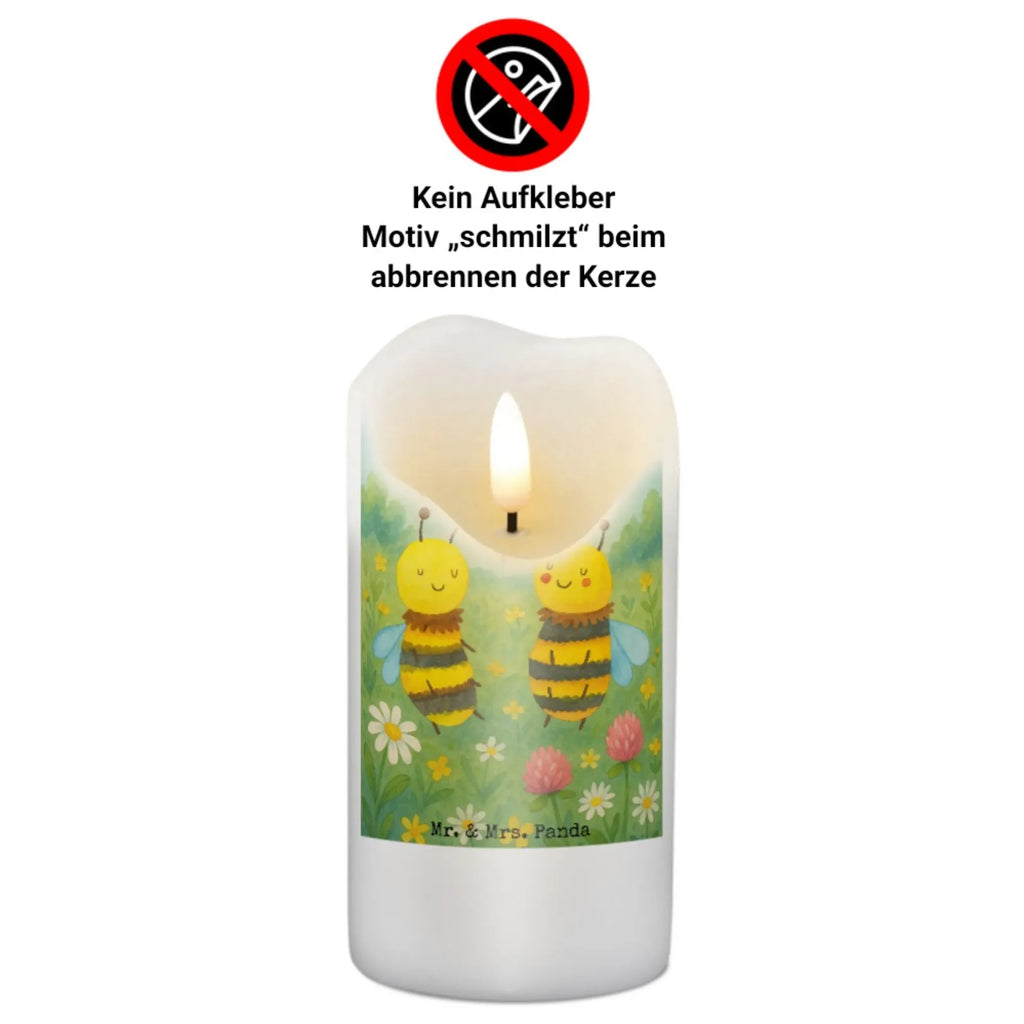 Kerze Biene Verliebt Design Kerze Für Geburtstag, Kerze Für Taufe, Kerze Mit Gravur, Kerze, Dinnerkerze, Handgegossene Kerze, Grablicht, Tischkerze, Fair-Trade-Kerze, Votivkerze, Stearin­kerze, Sojawachskerze, Metall-Kerze, Streukerze, Stumpenkerze, Gedenkkerze, Stumpenkerzen-Set, Bio-Kerze, Kerze Für Firmung, Duftkerze, Handgemachte Kerze, Kerze Mit Fotoeinleger, Kerze Mit Namensgravur, Teelicht, Kerze Für Hochzeit, Kerze Mit Duft, Tafelkerze, Dinnerkerzenpaar, Laternenkerze, Gartenkerze, Outdoor-Kerze, Kerze Ohne Duft, Kerze Für Advent, Andachtskerze, Kerze Für Weihnachten, Kerze Als Gastgeschenk, Trauerkerze, Stabkerze, Kerze Für Kommunion, Kerze Für Ostern, Blockkerze, Kerze Mit Prägung, Glas-Kerze, Kerze Mit Spruch, Grabkerze, Kerze Mit Motiv, Biene, Wespe, Hummel