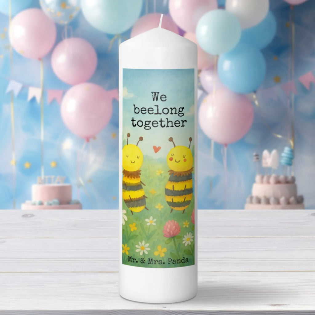 Kerze Biene Verliebt Design Kerze Für Geburtstag, Kerze Für Taufe, Kerze Mit Gravur, Kerze, Dinnerkerze, Handgegossene Kerze, Grablicht, Tischkerze, Fair-Trade-Kerze, Votivkerze, Stearin­kerze, Sojawachskerze, Metall-Kerze, Streukerze, Stumpenkerze, Gedenkkerze, Stumpenkerzen-Set, Bio-Kerze, Kerze Für Firmung, Duftkerze, Handgemachte Kerze, Kerze Mit Fotoeinleger, Kerze Mit Namensgravur, Teelicht, Kerze Für Hochzeit, Kerze Mit Duft, Tafelkerze, Dinnerkerzenpaar, Laternenkerze, Gartenkerze, Outdoor-Kerze, Kerze Ohne Duft, Kerze Für Advent, Andachtskerze, Kerze Für Weihnachten, Kerze Als Gastgeschenk, Trauerkerze, Stabkerze, Kerze Für Kommunion, Kerze Für Ostern, Blockkerze, Kerze Mit Prägung, Glas-Kerze, Kerze Mit Spruch, Grabkerze, Kerze Mit Motiv, Biene, Wespe, Hummel