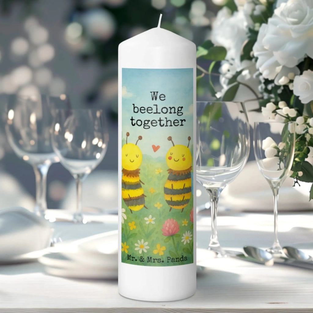 Kerze Biene Verliebt Design Kerze Für Geburtstag, Kerze Für Taufe, Kerze Mit Gravur, Kerze, Dinnerkerze, Handgegossene Kerze, Grablicht, Tischkerze, Fair-Trade-Kerze, Votivkerze, Stearin­kerze, Sojawachskerze, Metall-Kerze, Streukerze, Stumpenkerze, Gedenkkerze, Stumpenkerzen-Set, Bio-Kerze, Kerze Für Firmung, Duftkerze, Handgemachte Kerze, Kerze Mit Fotoeinleger, Kerze Mit Namensgravur, Teelicht, Kerze Für Hochzeit, Kerze Mit Duft, Tafelkerze, Dinnerkerzenpaar, Laternenkerze, Gartenkerze, Outdoor-Kerze, Kerze Ohne Duft, Kerze Für Advent, Andachtskerze, Kerze Für Weihnachten, Kerze Als Gastgeschenk, Trauerkerze, Stabkerze, Kerze Für Kommunion, Kerze Für Ostern, Blockkerze, Kerze Mit Prägung, Glas-Kerze, Kerze Mit Spruch, Grabkerze, Kerze Mit Motiv, Biene, Wespe, Hummel