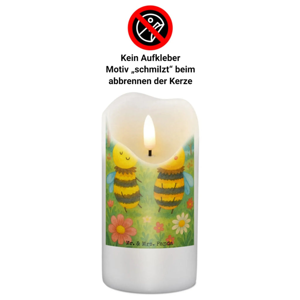 Kerze Biene Verliebt Design Kerze Für Geburtstag, Kerze Für Taufe, Kerze Mit Gravur, Kerze, Dinnerkerze, Handgegossene Kerze, Grablicht, Tischkerze, Fair-Trade-Kerze, Votivkerze, Stearin­kerze, Sojawachskerze, Metall-Kerze, Streukerze, Stumpenkerze, Gedenkkerze, Stumpenkerzen-Set, Bio-Kerze, Kerze Für Firmung, Duftkerze, Handgemachte Kerze, Kerze Mit Fotoeinleger, Kerze Mit Namensgravur, Teelicht, Kerze Für Hochzeit, Kerze Mit Duft, Tafelkerze, Dinnerkerzenpaar, Laternenkerze, Gartenkerze, Outdoor-Kerze, Kerze Ohne Duft, Kerze Für Advent, Andachtskerze, Kerze Für Weihnachten, Kerze Als Gastgeschenk, Trauerkerze, Stabkerze, Kerze Für Kommunion, Kerze Für Ostern, Blockkerze, Kerze Mit Prägung, Glas-Kerze, Kerze Mit Spruch, Grabkerze, Kerze Mit Motiv, Biene, Wespe, Hummel