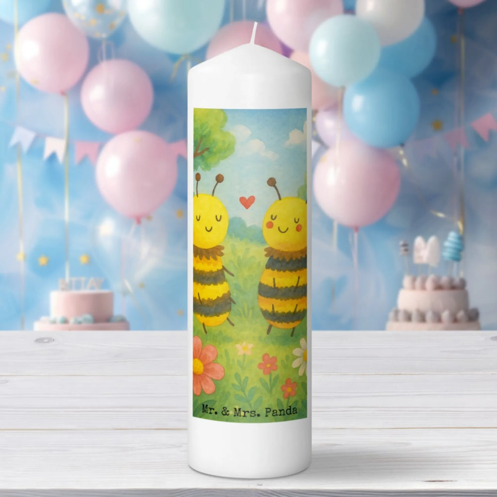 Kerze Biene Verliebt Design Kerze Für Geburtstag, Kerze Für Taufe, Kerze Mit Gravur, Kerze, Dinnerkerze, Handgegossene Kerze, Grablicht, Tischkerze, Fair-Trade-Kerze, Votivkerze, Stearin­kerze, Sojawachskerze, Metall-Kerze, Streukerze, Stumpenkerze, Gedenkkerze, Stumpenkerzen-Set, Bio-Kerze, Kerze Für Firmung, Duftkerze, Handgemachte Kerze, Kerze Mit Fotoeinleger, Kerze Mit Namensgravur, Teelicht, Kerze Für Hochzeit, Kerze Mit Duft, Tafelkerze, Dinnerkerzenpaar, Laternenkerze, Gartenkerze, Outdoor-Kerze, Kerze Ohne Duft, Kerze Für Advent, Andachtskerze, Kerze Für Weihnachten, Kerze Als Gastgeschenk, Trauerkerze, Stabkerze, Kerze Für Kommunion, Kerze Für Ostern, Blockkerze, Kerze Mit Prägung, Glas-Kerze, Kerze Mit Spruch, Grabkerze, Kerze Mit Motiv, Biene, Wespe, Hummel