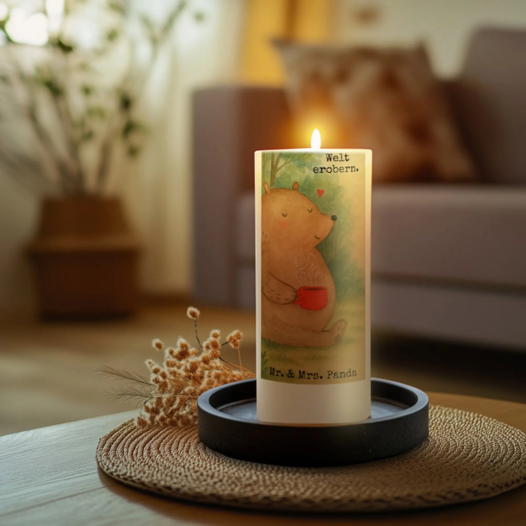 Kerze Bär Kaffee Design Stumpenkerzen-Set, Kerze Mit Gravur, Votivkerze, Kerze Für Hochzeit, Kerze Mit Motiv, Kerze Für Advent, Kerze Für Ostern, Fair-Trade-Kerze, Kerze Für Geburtstag, Laternenkerze, Kerze Mit Duft, Metall-Kerze, Trauerkerze, Kerze Für Firmung, Tischkerze, Teelicht, Kerze Als Gastgeschenk, Kerze Mit Namensgravur, Streukerze, Kerze Mit Prägung, Kerze, Kerze Mit Fotoeinleger, Andachtskerze, Duftkerze, Tafelkerze, Handgemachte Kerze, Kerze Für Kommunion, Glas-Kerze, Gartenkerze, Kerze Ohne Duft, Outdoor-Kerze, Blockkerze, Stumpenkerze, Handgegossene Kerze, Bio-Kerze, Grabkerze, Gedenkkerze, Kerze Für Taufe, Kerze Mit Spruch, Stearin­kerze, Stabkerze, Dinnerkerzenpaar, Grablicht, Dinnerkerze, Sojawachskerze, Kerze Für Weihnachten, Bär, Teddy, Teddybär, Morgenroutine, Welt erobern, Motivation, guten Morgen, Coffee, Kaffee, Bären, Welt retten