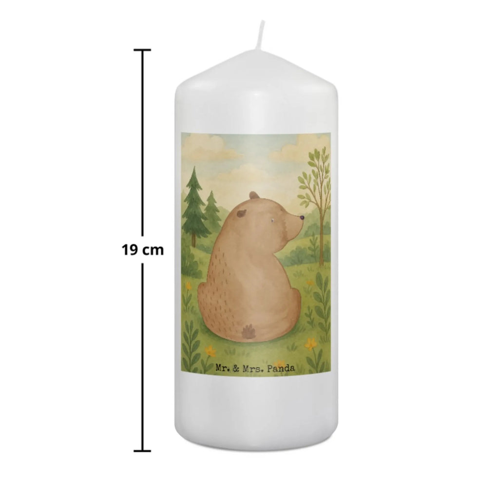 Kerze Bär Schulterblick Design Kerze Mit Prägung, Handgemachte Kerze, Outdoor-Kerze, Metall-Kerze, Bio-Kerze, Sojawachskerze, Dinnerkerze, Glas-Kerze, Tischkerze, Grablicht, Tafelkerze, Kerze Mit Duft, Stumpenkerzen-Set, Gedenkkerze, Kerze Für Weihnachten, Fair-Trade-Kerze, Blockkerze, Kerze Für Taufe, Stabkerze, Kerze Mit Fotoeinleger, Trauerkerze, Kerze Mit Namensgravur, Kerze Als Gastgeschenk, Kerze Für Geburtstag, Kerze Für Advent, Kerze Für Ostern, Teelicht, Stearin­kerze, Stumpenkerze, Laternenkerze, Kerze, Andachtskerze, Votivkerze, Gartenkerze, Kerze Ohne Duft, Streukerze, Handgegossene Kerze, Kerze Mit Gravur, Kerze Mit Spruch, Dinnerkerzenpaar, Kerze Für Hochzeit, Grabkerze, Kerze Für Firmung, Duftkerze, Kerze Mit Motiv, Kerze Für Kommunion, Bär, Teddy, Teddybär, Weltansicht, Selbstachtung, Bären, Bärenliebe, Motivation, Weisheit