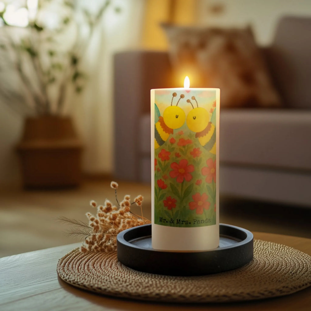 Kerze Biene Liebe Design Gartenkerze, Kerze Für Ostern, Grablicht, Dinnerkerzenpaar, Kerze Mit Prägung, Teelicht, Stabkerze, Kerze Für Weihnachten, Fair-Trade-Kerze, Kerze Für Hochzeit, Kerze Für Advent, Blockkerze, Sojawachskerze, Laternenkerze, Outdoor-Kerze, Kerze Mit Spruch, Kerze Mit Duft, Handgegossene Kerze, Duftkerze, Handgemachte Kerze, Kerze Mit Fotoeinleger, Kerze Mit Namensgravur, Tafelkerze, Kerze, Bio-Kerze, Andachtskerze, Gedenkkerze, Stumpenkerze, Stumpenkerzen-Set, Kerze Mit Motiv, Votivkerze, Kerze Ohne Duft, Dinnerkerze, Kerze Für Geburtstag, Stearin­kerze, Glas-Kerze, Kerze Mit Gravur, Kerze Für Firmung, Kerze Für Kommunion, Kerze Für Taufe, Metall-Kerze, Tischkerze, Trauerkerze, Streukerze, Kerze Als Gastgeschenk, Grabkerze, Biene, Wespe, Hummel