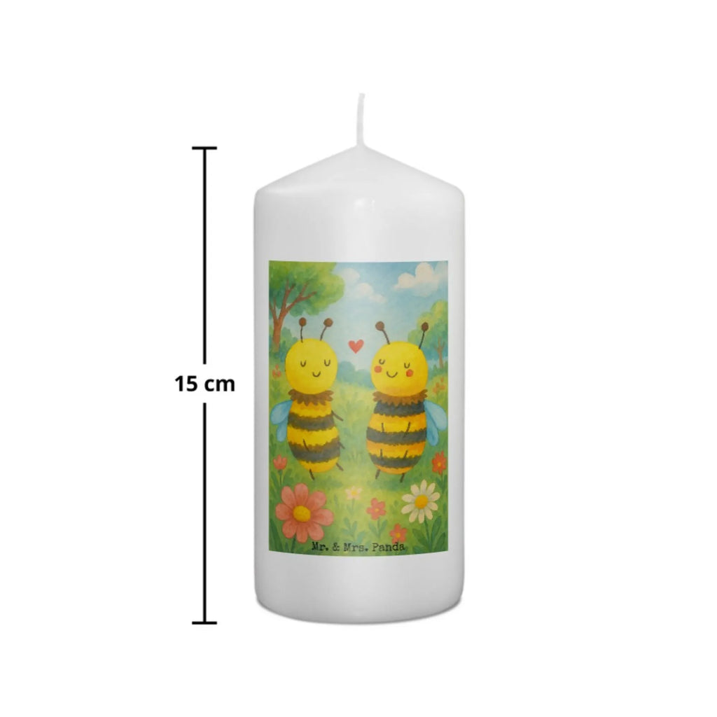 Kerze Biene Verliebt Design Kerze Für Geburtstag, Kerze Für Taufe, Kerze Mit Gravur, Kerze, Dinnerkerze, Handgegossene Kerze, Grablicht, Tischkerze, Fair-Trade-Kerze, Votivkerze, Stearin­kerze, Sojawachskerze, Metall-Kerze, Streukerze, Stumpenkerze, Gedenkkerze, Stumpenkerzen-Set, Bio-Kerze, Kerze Für Firmung, Duftkerze, Handgemachte Kerze, Kerze Mit Fotoeinleger, Kerze Mit Namensgravur, Teelicht, Kerze Für Hochzeit, Kerze Mit Duft, Tafelkerze, Dinnerkerzenpaar, Laternenkerze, Gartenkerze, Outdoor-Kerze, Kerze Ohne Duft, Kerze Für Advent, Andachtskerze, Kerze Für Weihnachten, Kerze Als Gastgeschenk, Trauerkerze, Stabkerze, Kerze Für Kommunion, Kerze Für Ostern, Blockkerze, Kerze Mit Prägung, Glas-Kerze, Kerze Mit Spruch, Grabkerze, Kerze Mit Motiv, Biene, Wespe, Hummel