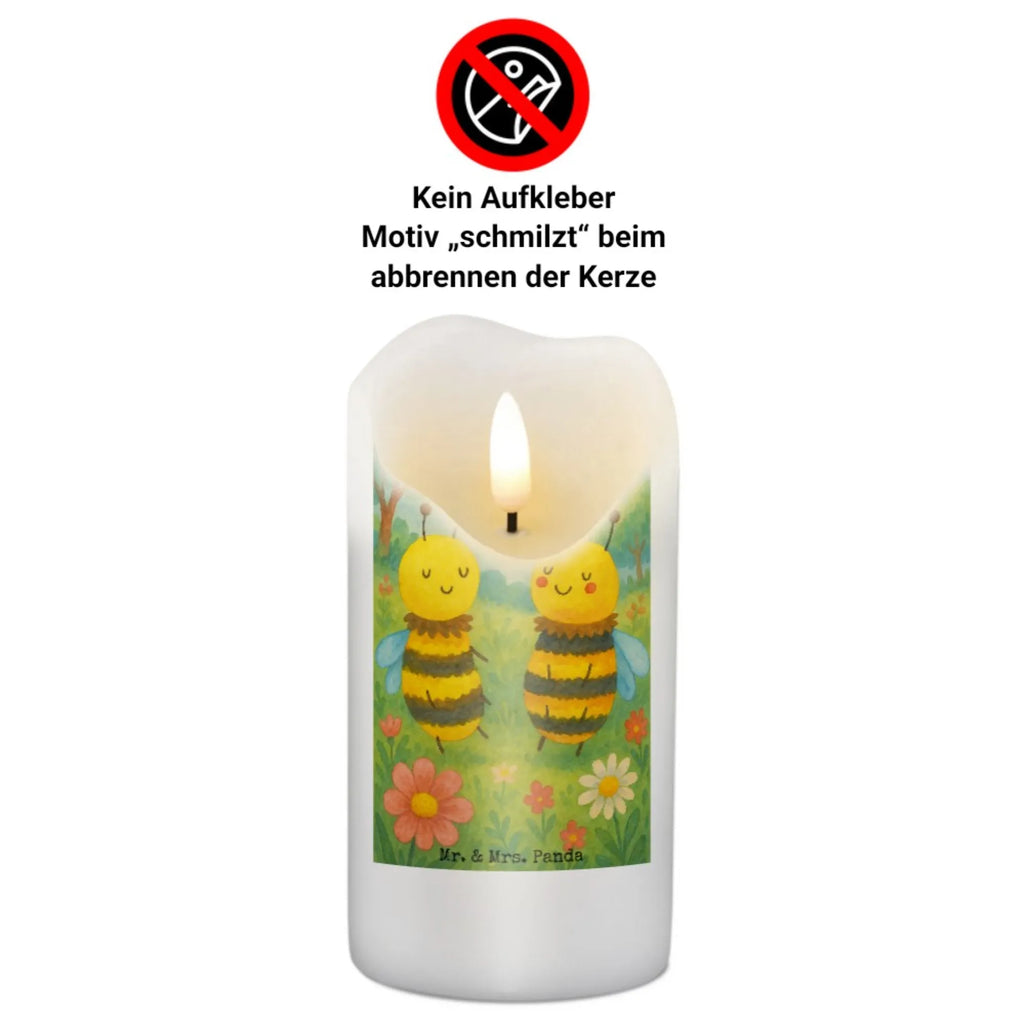 Kerze Biene Verliebt Design Kerze Für Geburtstag, Kerze Für Taufe, Kerze Mit Gravur, Kerze, Dinnerkerze, Handgegossene Kerze, Grablicht, Tischkerze, Fair-Trade-Kerze, Votivkerze, Stearin­kerze, Sojawachskerze, Metall-Kerze, Streukerze, Stumpenkerze, Gedenkkerze, Stumpenkerzen-Set, Bio-Kerze, Kerze Für Firmung, Duftkerze, Handgemachte Kerze, Kerze Mit Fotoeinleger, Kerze Mit Namensgravur, Teelicht, Kerze Für Hochzeit, Kerze Mit Duft, Tafelkerze, Dinnerkerzenpaar, Laternenkerze, Gartenkerze, Outdoor-Kerze, Kerze Ohne Duft, Kerze Für Advent, Andachtskerze, Kerze Für Weihnachten, Kerze Als Gastgeschenk, Trauerkerze, Stabkerze, Kerze Für Kommunion, Kerze Für Ostern, Blockkerze, Kerze Mit Prägung, Glas-Kerze, Kerze Mit Spruch, Grabkerze, Kerze Mit Motiv, Biene, Wespe, Hummel
