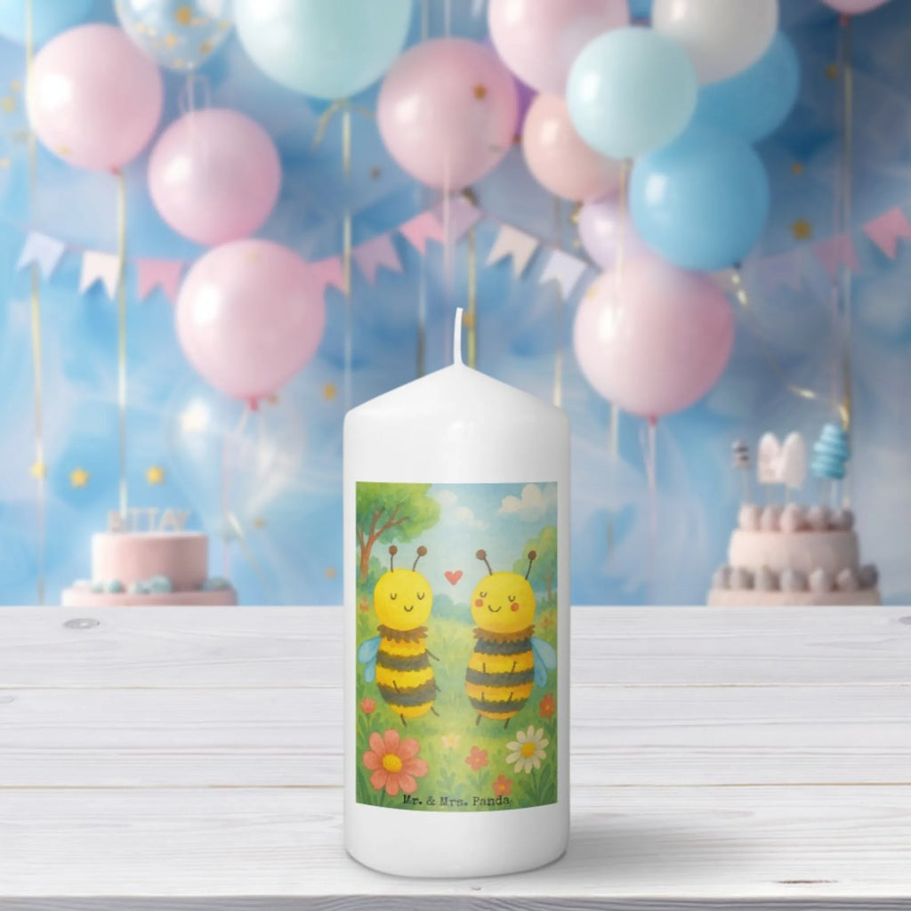 Kerze Biene Verliebt Design Kerze Für Geburtstag, Kerze Für Taufe, Kerze Mit Gravur, Kerze, Dinnerkerze, Handgegossene Kerze, Grablicht, Tischkerze, Fair-Trade-Kerze, Votivkerze, Stearin­kerze, Sojawachskerze, Metall-Kerze, Streukerze, Stumpenkerze, Gedenkkerze, Stumpenkerzen-Set, Bio-Kerze, Kerze Für Firmung, Duftkerze, Handgemachte Kerze, Kerze Mit Fotoeinleger, Kerze Mit Namensgravur, Teelicht, Kerze Für Hochzeit, Kerze Mit Duft, Tafelkerze, Dinnerkerzenpaar, Laternenkerze, Gartenkerze, Outdoor-Kerze, Kerze Ohne Duft, Kerze Für Advent, Andachtskerze, Kerze Für Weihnachten, Kerze Als Gastgeschenk, Trauerkerze, Stabkerze, Kerze Für Kommunion, Kerze Für Ostern, Blockkerze, Kerze Mit Prägung, Glas-Kerze, Kerze Mit Spruch, Grabkerze, Kerze Mit Motiv, Biene, Wespe, Hummel