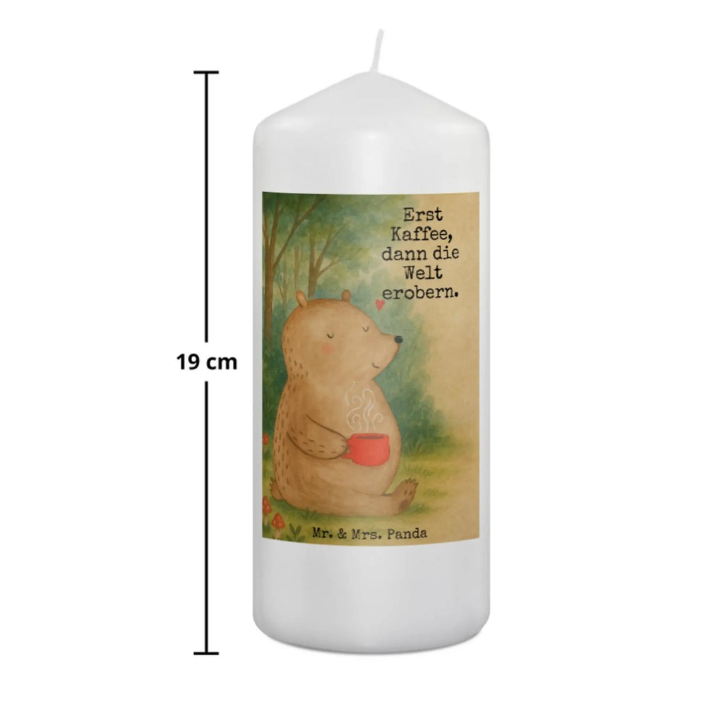 Kerze Bär Kaffee Design Stumpenkerzen-Set, Kerze Mit Gravur, Votivkerze, Kerze Für Hochzeit, Kerze Mit Motiv, Kerze Für Advent, Kerze Für Ostern, Fair-Trade-Kerze, Kerze Für Geburtstag, Laternenkerze, Kerze Mit Duft, Metall-Kerze, Trauerkerze, Kerze Für Firmung, Tischkerze, Teelicht, Kerze Als Gastgeschenk, Kerze Mit Namensgravur, Streukerze, Kerze Mit Prägung, Kerze, Kerze Mit Fotoeinleger, Andachtskerze, Duftkerze, Tafelkerze, Handgemachte Kerze, Kerze Für Kommunion, Glas-Kerze, Gartenkerze, Kerze Ohne Duft, Outdoor-Kerze, Blockkerze, Stumpenkerze, Handgegossene Kerze, Bio-Kerze, Grabkerze, Gedenkkerze, Kerze Für Taufe, Kerze Mit Spruch, Stearin­kerze, Stabkerze, Dinnerkerzenpaar, Grablicht, Dinnerkerze, Sojawachskerze, Kerze Für Weihnachten, Bär, Teddy, Teddybär, Morgenroutine, Welt erobern, Motivation, guten Morgen, Coffee, Kaffee, Bären, Welt retten