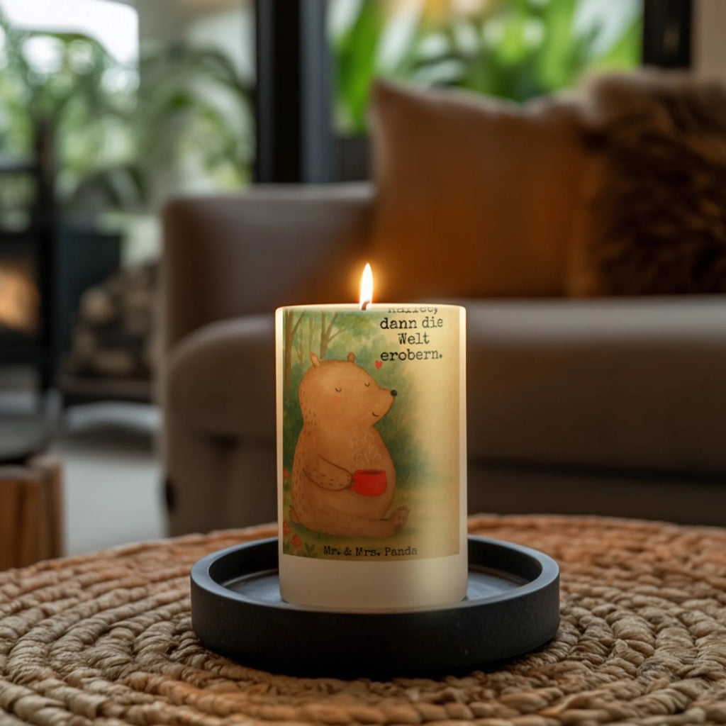 Kerze Bär Kaffee Design Stumpenkerzen-Set, Kerze Mit Gravur, Votivkerze, Kerze Für Hochzeit, Kerze Mit Motiv, Kerze Für Advent, Kerze Für Ostern, Fair-Trade-Kerze, Kerze Für Geburtstag, Laternenkerze, Kerze Mit Duft, Metall-Kerze, Trauerkerze, Kerze Für Firmung, Tischkerze, Teelicht, Kerze Als Gastgeschenk, Kerze Mit Namensgravur, Streukerze, Kerze Mit Prägung, Kerze, Kerze Mit Fotoeinleger, Andachtskerze, Duftkerze, Tafelkerze, Handgemachte Kerze, Kerze Für Kommunion, Glas-Kerze, Gartenkerze, Kerze Ohne Duft, Outdoor-Kerze, Blockkerze, Stumpenkerze, Handgegossene Kerze, Bio-Kerze, Grabkerze, Gedenkkerze, Kerze Für Taufe, Kerze Mit Spruch, Stearin­kerze, Stabkerze, Dinnerkerzenpaar, Grablicht, Dinnerkerze, Sojawachskerze, Kerze Für Weihnachten, Bär, Teddy, Teddybär, Morgenroutine, Welt erobern, Motivation, guten Morgen, Coffee, Kaffee, Bären, Welt retten