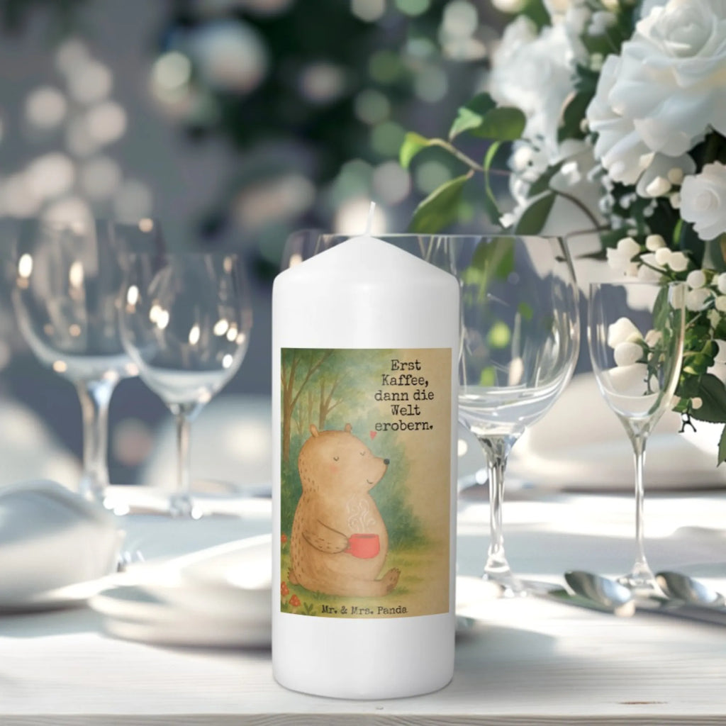 Kerze Bär Kaffee Design Stumpenkerzen-Set, Kerze Mit Gravur, Votivkerze, Kerze Für Hochzeit, Kerze Mit Motiv, Kerze Für Advent, Kerze Für Ostern, Fair-Trade-Kerze, Kerze Für Geburtstag, Laternenkerze, Kerze Mit Duft, Metall-Kerze, Trauerkerze, Kerze Für Firmung, Tischkerze, Teelicht, Kerze Als Gastgeschenk, Kerze Mit Namensgravur, Streukerze, Kerze Mit Prägung, Kerze, Kerze Mit Fotoeinleger, Andachtskerze, Duftkerze, Tafelkerze, Handgemachte Kerze, Kerze Für Kommunion, Glas-Kerze, Gartenkerze, Kerze Ohne Duft, Outdoor-Kerze, Blockkerze, Stumpenkerze, Handgegossene Kerze, Bio-Kerze, Grabkerze, Gedenkkerze, Kerze Für Taufe, Kerze Mit Spruch, Stearin­kerze, Stabkerze, Dinnerkerzenpaar, Grablicht, Dinnerkerze, Sojawachskerze, Kerze Für Weihnachten, Bär, Teddy, Teddybär, Morgenroutine, Welt erobern, Motivation, guten Morgen, Coffee, Kaffee, Bären, Welt retten