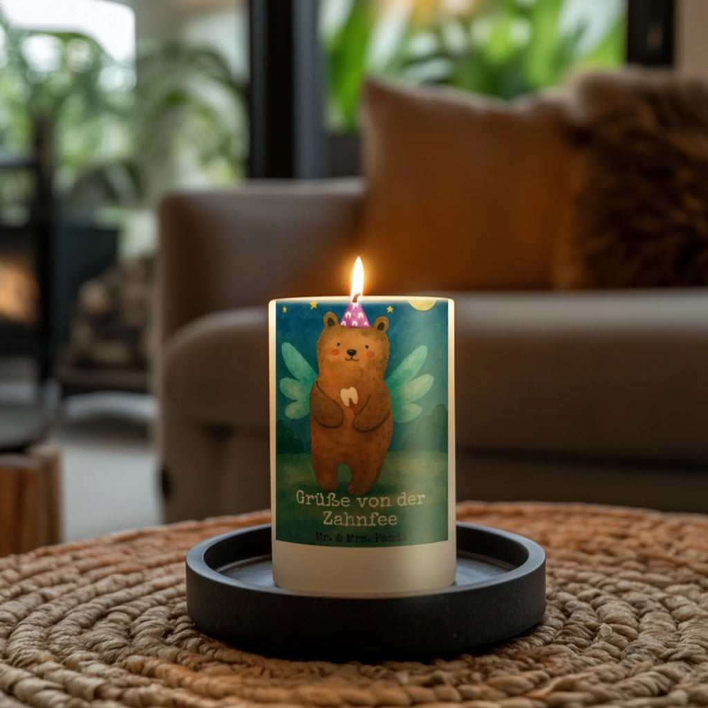 Kerze Bär Zahnfee Design Tafelkerze, Kerze Mit Duft, Kerze Für Weihnachten, Stearin­kerze, Kerze Für Ostern, Glas-Kerze, Trauerkerze, Kerze Mit Motiv, Streukerze, Kerze Für Firmung, Kerze, Metall-Kerze, Dinnerkerze, Handgemachte Kerze, Votivkerze, Andachtskerze, Kerze Für Hochzeit, Sojawachskerze, Stumpenkerze, Kerze Für Kommunion, Dinnerkerzenpaar, Gartenkerze, Gedenkkerze, Kerze Ohne Duft, Kerze Mit Spruch, Stumpenkerzen-Set, Kerze Mit Gravur, Fair-Trade-Kerze, Handgegossene Kerze, Bio-Kerze, Kerze Für Geburtstag, Duftkerze, Kerze Für Taufe, Stabkerze, Kerze Mit Fotoeinleger, Kerze Mit Prägung, Teelicht, Blockkerze, Outdoor-Kerze, Kerze Mit Namensgravur, Grabkerze, Kerze Als Gastgeschenk, Laternenkerze, Kerze Für Advent, Tischkerze, Grablicht, Bär, Teddy, Teddybär, Milchzahn, Fee, Erster Zahn, Zahnfee
