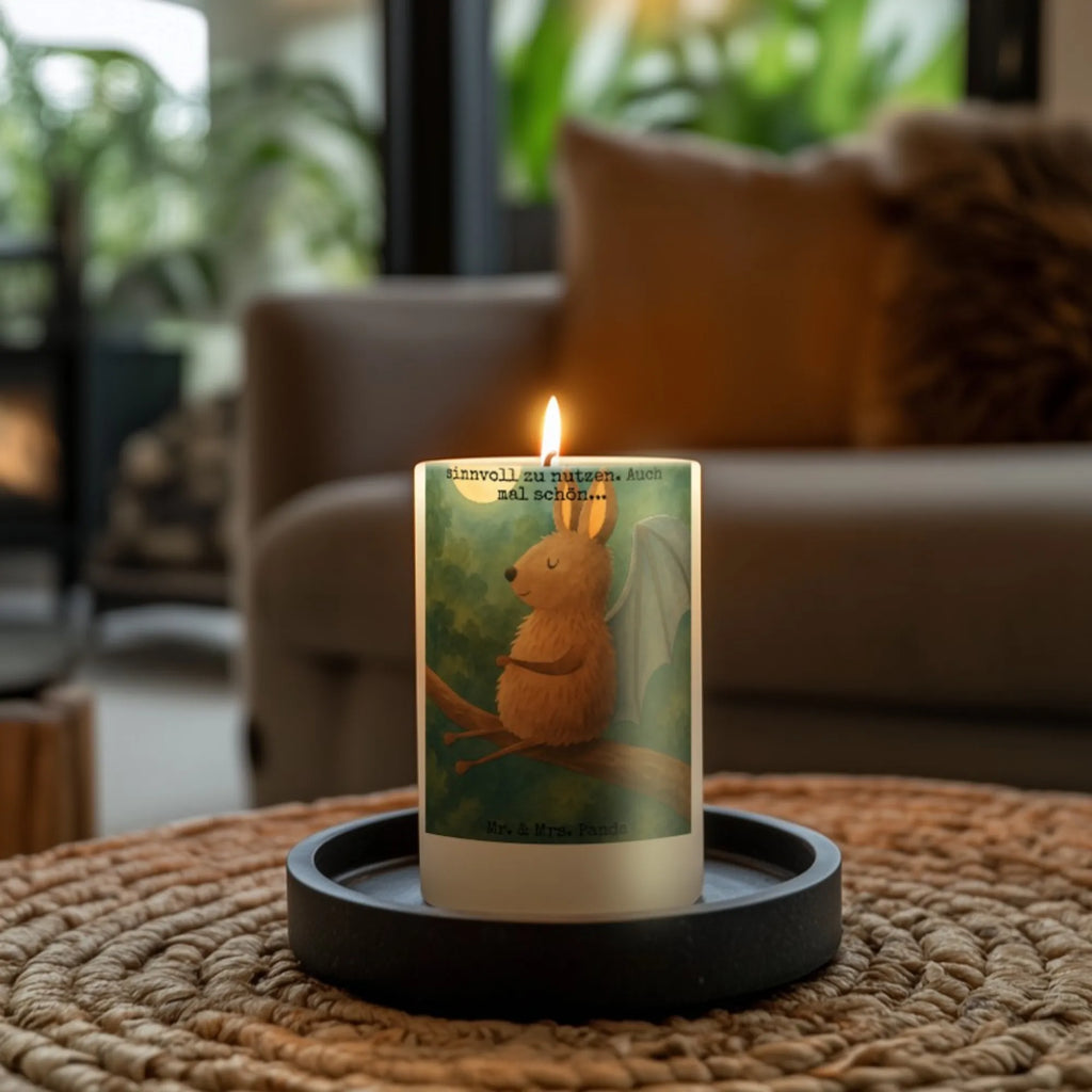 Kerze Fledermaus Sitzen Design Kerze Für Taufe, Kerze Mit Namensgravur, Kerze Für Kommunion, Kerze Für Geburtstag, Kerze Für Advent, Grabkerze, Kerze Mit Spruch, Gedenkkerze, Trauerkerze, Andachtskerze, Streukerze, Dinnerkerze, Kerze Für Weihnachten, Kerze, Blockkerze, Kerze Mit Fotoeinleger, Tischkerze, Tafelkerze, Handgemachte Kerze, Gartenkerze, Kerze Mit Motiv, Bio-Kerze, Metall-Kerze, Kerze Ohne Duft, Kerze Für Hochzeit, Kerze Als Gastgeschenk, Kerze Mit Duft, Stumpenkerze, Dinnerkerzenpaar, Kerze Für Ostern, Kerze Mit Prägung, Laternenkerze, Kerze Für Firmung, Teelicht, Kerze Mit Gravur, Handgegossene Kerze, Outdoor-Kerze, Stabkerze, Votivkerze, Duftkerze, Fair-Trade-Kerze, Stearin­kerze, Glas-Kerze, Sojawachskerze, Stumpenkerzen-Set, Grablicht, Tiermotive, Gute Laune, lustige Sprüche, Tiere, Fledermäuse, entspannen, Motivation, Fledermaus