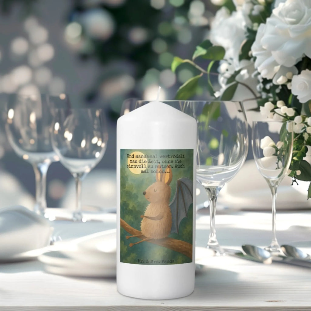 Kerze Fledermaus Sitzen Design Kerze Für Taufe, Kerze Mit Namensgravur, Kerze Für Kommunion, Kerze Für Geburtstag, Kerze Für Advent, Grabkerze, Kerze Mit Spruch, Gedenkkerze, Trauerkerze, Andachtskerze, Streukerze, Dinnerkerze, Kerze Für Weihnachten, Kerze, Blockkerze, Kerze Mit Fotoeinleger, Tischkerze, Tafelkerze, Handgemachte Kerze, Gartenkerze, Kerze Mit Motiv, Bio-Kerze, Metall-Kerze, Kerze Ohne Duft, Kerze Für Hochzeit, Kerze Als Gastgeschenk, Kerze Mit Duft, Stumpenkerze, Dinnerkerzenpaar, Kerze Für Ostern, Kerze Mit Prägung, Laternenkerze, Kerze Für Firmung, Teelicht, Kerze Mit Gravur, Handgegossene Kerze, Outdoor-Kerze, Stabkerze, Votivkerze, Duftkerze, Fair-Trade-Kerze, Stearin­kerze, Glas-Kerze, Sojawachskerze, Stumpenkerzen-Set, Grablicht, Tiermotive, Gute Laune, lustige Sprüche, Tiere, Fledermäuse, entspannen, Motivation, Fledermaus