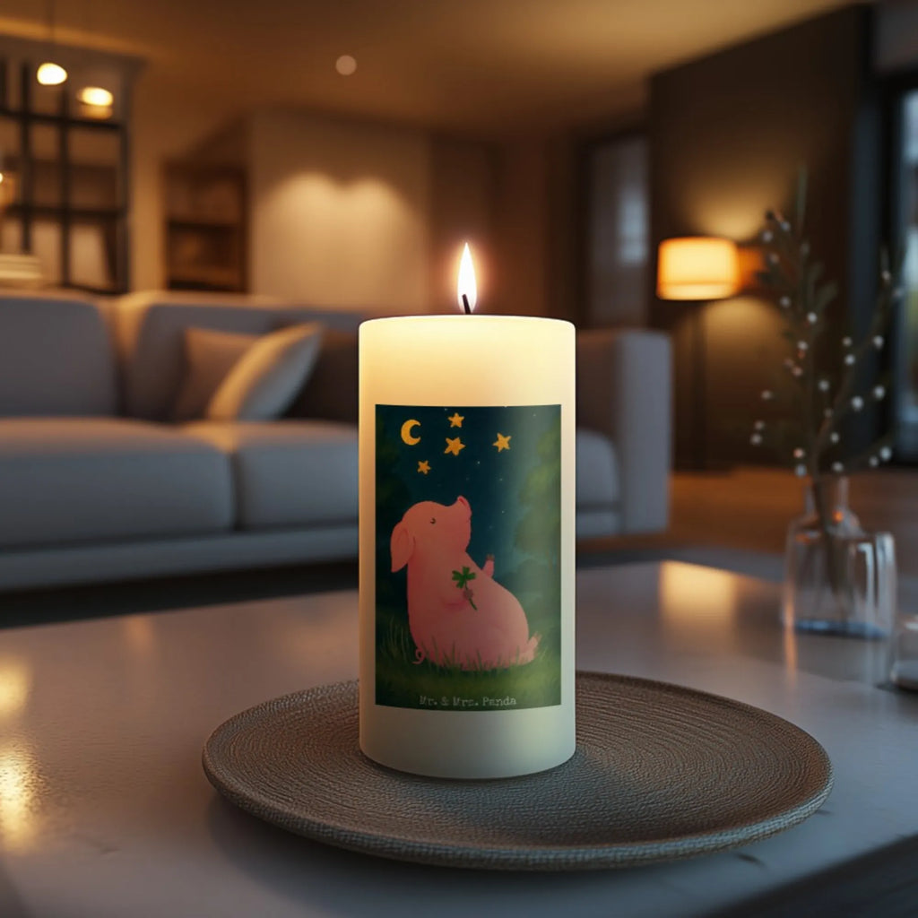 Kerze Schwein Glück Design Kerze Für Weihnachten, Kerze Mit Duft, Fair-Trade-Kerze, Dinnerkerze, Tischkerze, Kerze, Kerze Ohne Duft, Duftkerze, Metall-Kerze, Stabkerze, Sojawachskerze, Kerze Für Kommunion, Blockkerze, Kerze Mit Fotoeinleger, Kerze Für Hochzeit, Handgegossene Kerze, Trauerkerze, Kerze Für Geburtstag, Glas-Kerze, Grabkerze, Kerze Mit Gravur, Tafelkerze, Kerze Für Advent, Kerze Als Gastgeschenk, Kerze Für Ostern, Kerze Mit Namensgravur, Votivkerze, Kerze Mit Spruch, Stumpenkerze, Bio-Kerze, Handgemachte Kerze, Andachtskerze, Gedenkkerze, Kerze Für Firmung, Teelicht, Kerze Mit Motiv, Grablicht, Dinnerkerzenpaar, Laternenkerze, Stearin­kerze, Gartenkerze, Streukerze, Outdoor-Kerze, Kerze Mit Prägung, Stumpenkerzen-Set, Kerze Für Taufe, Tiermotive, Gute Laune, lustige Sprüche, Tiere, Ziele, Glücksschwein. Glück, Träume, Schwein, Sterne, Schweinchen, Sernchen, Glücksbringer, Motivation