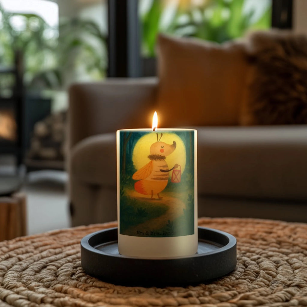 Kerze Glühwürmchen Design Outdoor-Kerze, Andachtskerze, Kerze Mit Spruch, Votivkerze, Gedenkkerze, Kerze Für Kommunion, Kerze Mit Fotoeinleger, Metall-Kerze, Kerze Für Weihnachten, Streukerze, Kerze Für Advent, Kerze Mit Prägung, Gartenkerze, Kerze Für Ostern, Kerze Mit Gravur, Sojawachskerze, Kerze Mit Motiv, Tafelkerze, Handgegossene Kerze, Handgemachte Kerze, Grabkerze, Blockkerze, Stearin­kerze, Kerze Ohne Duft, Stabkerze, Kerze Mit Duft, Kerze Für Geburtstag, Stumpenkerzen-Set, Tischkerze, Kerze Mit Namensgravur, Bio-Kerze, Kerze Für Firmung, Stumpenkerze, Duftkerze, Grablicht, Dinnerkerzenpaar, Dinnerkerze, Glas-Kerze, Kerze Als Gastgeschenk, Laternenkerze, Kerze Für Taufe, Fair-Trade-Kerze, Teelicht, Kerze Für Hochzeit, Trauerkerze, Kerze, Tiermotive, Gute Laune, lustige Sprüche, Tiere, magisch, Verlobung, Liebe, Glühwurm, Heiratsantrag, Jahrestag, Liebesbeweis, Leuchten, Liebesspruch, Lieblingsmensch, Falter, Glühwürmchen
