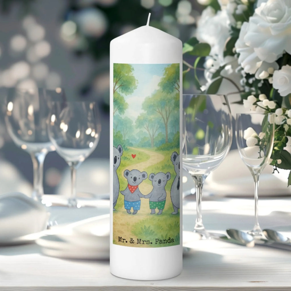 Kerze Koala Familie zwei Design Outdoor-Kerze, Kerze Für Firmung, Grablicht, Duftkerze, Kerze Mit Gravur, Dinnerkerze, Kerze Mit Namensgravur, Tischkerze, Kerze, Laternenkerze, Glas-Kerze, Metall-Kerze, Kerze Für Advent, Stumpenkerzen-Set, Grabkerze, Bio-Kerze, Fair-Trade-Kerze, Handgegossene Kerze, Kerze Mit Fotoeinleger, Kerze Für Kommunion, Kerze Als Gastgeschenk, Kerze Für Taufe, Votivkerze, Gedenkkerze, Kerze Mit Prägung, Dinnerkerzenpaar, Andachtskerze, Kerze Mit Spruch, Tafelkerze, Sojawachskerze, Stumpenkerze, Streukerze, Kerze Ohne Duft, Gartenkerze, Kerze Mit Motiv, Kerze Für Hochzeit, Teelicht, Kerze Für Geburtstag, Kerze Mit Duft, Handgemachte Kerze, Kerze Für Weihnachten, Trauerkerze, Stabkerze, Blockkerze, Kerze Für Ostern, Stearin­kerze, Familie, Vatertag, Muttertag, Bruder, Schwester, Mama, Papa, Oma, Opa, Lieblingsfamilie, Familienzeit, Koalafamilie, Koala, Koalabär, Familienleben, beste Familie
