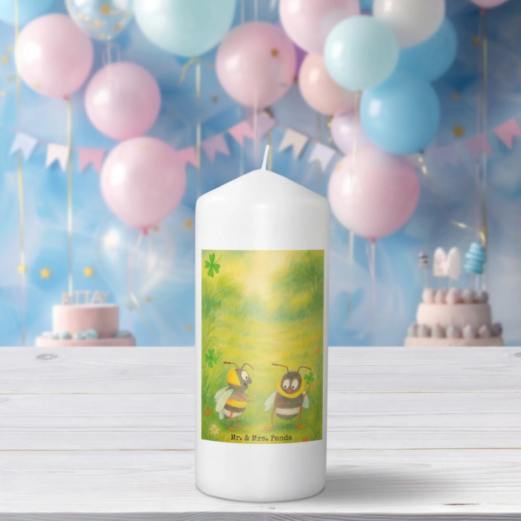 Kerze Hummeln Kleeblatt Design Andachtskerze, Teelicht, Streukerze, Kerze Für Taufe, Tafelkerze, Kerze Mit Fotoeinleger, Gartenkerze, Metall-Kerze, Kerze Für Ostern, Kerze Mit Spruch, Stearin­kerze, Kerze Für Weihnachten, Handgegossene Kerze, Dinnerkerzenpaar, Stumpenkerze, Glas-Kerze, Stabkerze, Stumpenkerzen-Set, Trauerkerze, Kerze Für Geburtstag, Handgemachte Kerze, Kerze Mit Gravur, Kerze, Kerze Als Gastgeschenk, Kerze Mit Prägung, Tischkerze, Kerze Für Hochzeit, Kerze Mit Namensgravur, Grabkerze, Laternenkerze, Kerze Mit Motiv, Blockkerze, Bio-Kerze, Outdoor-Kerze, Grablicht, Kerze Ohne Duft, Sojawachskerze, Kerze Für Kommunion, Duftkerze, Gedenkkerze, Kerze Mit Duft, Kerze Für Firmung, Fair-Trade-Kerze, Votivkerze, Dinnerkerze, Kerze Für Advent, Tiermotive, Gute Laune, lustige Sprüche, Tiere, Biene Deko, glücklich sein, Spruch fröhlich, Spruch schön, Spruch positiv, Hummel, Biene, glücklich werden