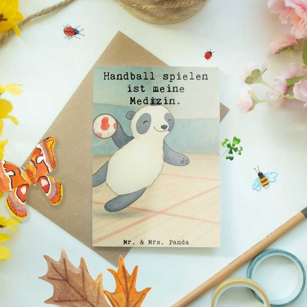 Grußkarte Panda Handball spielen Design Einladungskarte, Grußkarte, Geburtstagskarte, Klappkarte, Glückwunschkarte, Karte, Ansichtskarten, Hochzeitskarte, Geschenk, Sport, Sportart, Hobby, Schenken, Danke, Dankeschön, Auszeichnung, Gewinn, Sportler, Handball spielen, Handball Verein, Handball Turnier, Handball Club