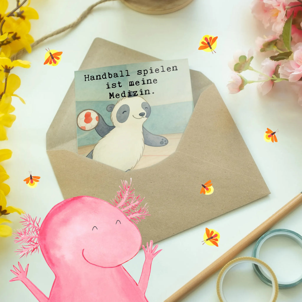 Grußkarte Panda Handball spielen Design Einladungskarte, Grußkarte, Geburtstagskarte, Klappkarte, Glückwunschkarte, Karte, Ansichtskarten, Hochzeitskarte, Geschenk, Sport, Sportart, Hobby, Schenken, Danke, Dankeschön, Auszeichnung, Gewinn, Sportler, Handball spielen, Handball Verein, Handball Turnier, Handball Club