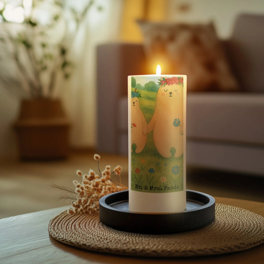 Kerze Bären mit Blumenkranz Design Fair-Trade-Kerze, Gartenkerze, Sojawachskerze, Kerze, Andachtskerze, Dinnerkerzenpaar, Kerze Für Ostern, Dinnerkerze, Votivkerze, Glas-Kerze, Kerze Für Advent, Laternenkerze, Kerze Mit Fotoeinleger, Tafelkerze, Kerze Ohne Duft, Duftkerze, Handgemachte Kerze, Handgegossene Kerze, Stabkerze, Stearin­kerze, Grabkerze, Grablicht, Bio-Kerze, Outdoor-Kerze, Metall-Kerze, Blockkerze, Kerze Mit Motiv, Gedenkkerze, Tischkerze, Kerze Für Taufe, Kerze Als Gastgeschenk, Streukerze, Kerze Mit Gravur, Kerze Mit Namensgravur, Teelicht, Kerze Mit Spruch, Kerze Für Firmung, Kerze Für Geburtstag, Kerze Mit Duft, Stumpenkerzen-Set, Kerze Für Weihnachten, Kerze Für Hochzeit, Stumpenkerze, Kerze Für Kommunion, Trauerkerze, Kerze Mit Prägung, Familie, Vatertag, Muttertag, Bruder, Schwester, Mama, Papa, Oma, Opa, Bären, Kind, Family, Geschenk Mama. Muttertag, Mutti, Mami, beste Mutter, Lieblingsmensch, Töchter, weltbeste Mama, Lieblingsmama, Kinder, Vorbild, Bär, Mutter, Tochter