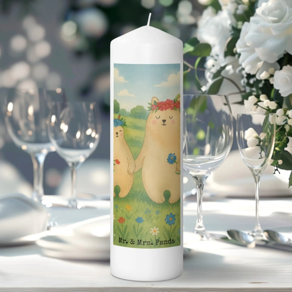 Kerze Bären mit Blumenkranz Design Fair-Trade-Kerze, Gartenkerze, Sojawachskerze, Kerze, Andachtskerze, Dinnerkerzenpaar, Kerze Für Ostern, Dinnerkerze, Votivkerze, Glas-Kerze, Kerze Für Advent, Laternenkerze, Kerze Mit Fotoeinleger, Tafelkerze, Kerze Ohne Duft, Duftkerze, Handgemachte Kerze, Handgegossene Kerze, Stabkerze, Stearin­kerze, Grabkerze, Grablicht, Bio-Kerze, Outdoor-Kerze, Metall-Kerze, Blockkerze, Kerze Mit Motiv, Gedenkkerze, Tischkerze, Kerze Für Taufe, Kerze Als Gastgeschenk, Streukerze, Kerze Mit Gravur, Kerze Mit Namensgravur, Teelicht, Kerze Mit Spruch, Kerze Für Firmung, Kerze Für Geburtstag, Kerze Mit Duft, Stumpenkerzen-Set, Kerze Für Weihnachten, Kerze Für Hochzeit, Stumpenkerze, Kerze Für Kommunion, Trauerkerze, Kerze Mit Prägung, Familie, Vatertag, Muttertag, Bruder, Schwester, Mama, Papa, Oma, Opa, Bären, Kind, Family, Geschenk Mama. Muttertag, Mutti, Mami, beste Mutter, Lieblingsmensch, Töchter, weltbeste Mama, Lieblingsmama, Kinder, Vorbild, Bär, Mutter, Tochter