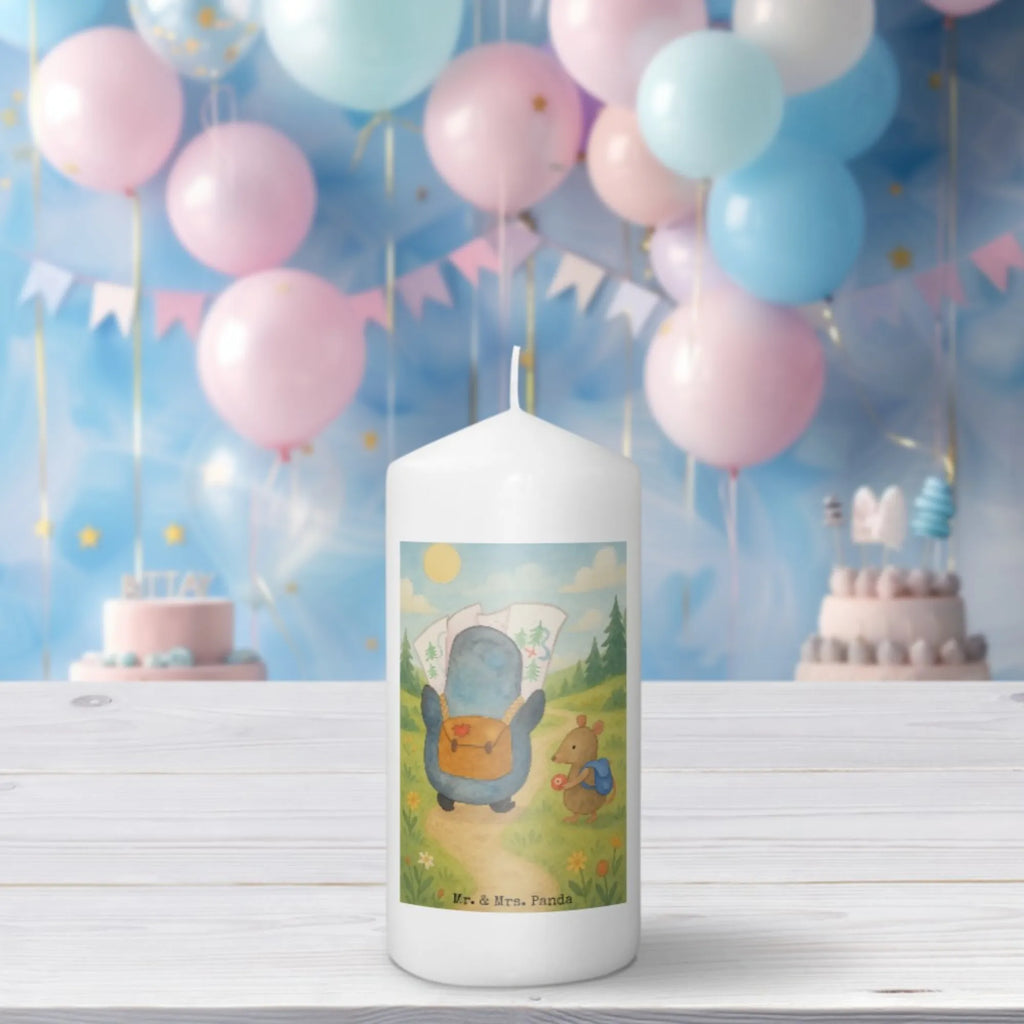 Kerze Pinguin & Maus Wanderer Design Kerze Für Weihnachten, Kerze Mit Namensgravur, Grablicht, Andachtskerze, Kerze Für Ostern, Tafelkerze, Kerze Mit Prägung, Dinnerkerze, Outdoor-Kerze, Kerze Für Geburtstag, Votivkerze, Kerze Für Advent, Teelicht, Duftkerze, Dinnerkerzenpaar, Handgegossene Kerze, Kerze Mit Motiv, Gartenkerze, Stumpenkerzen-Set, Kerze Mit Fotoeinleger, Kerze Für Kommunion, Kerze Mit Spruch, Laternenkerze, Glas-Kerze, Handgemachte Kerze, Gedenkkerze, Kerze Für Firmung, Kerze Für Taufe, Kerze Mit Duft, Kerze Ohne Duft, Bio-Kerze, Trauerkerze, Kerze Mit Gravur, Fair-Trade-Kerze, Stearin­kerze, Stabkerze, Kerze Für Hochzeit, Blockkerze, Stumpenkerze, Sojawachskerze, Streukerze, Metall-Kerze, Kerze, Kerze Als Gastgeschenk, Tischkerze, Grabkerze, Pinguin, Abenteuer, Ausflug, Abenteurer, Wanderlust, wandern, Roadtrip, Pinguine