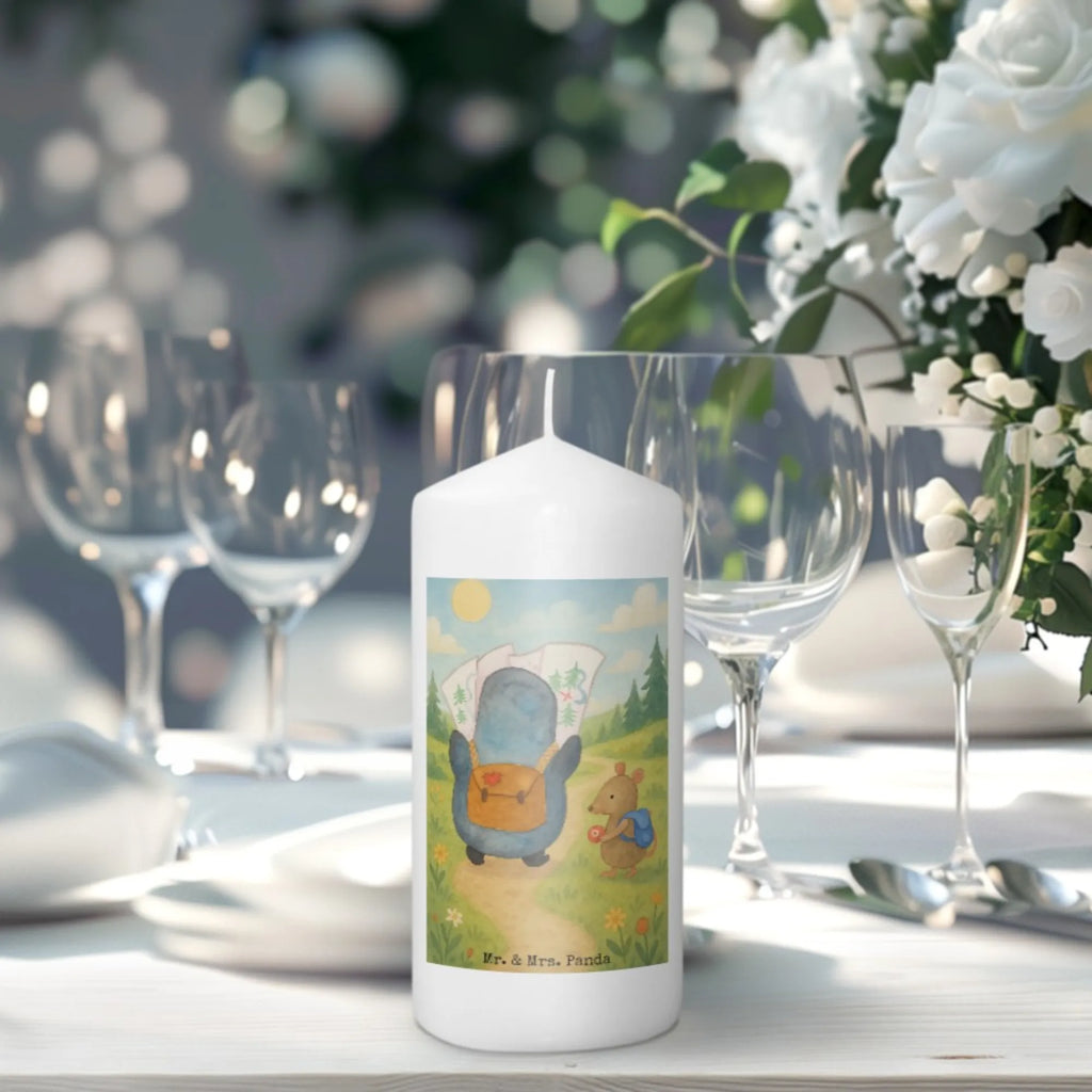 Kerze Pinguin & Maus Wanderer Design Kerze Für Weihnachten, Kerze Mit Namensgravur, Grablicht, Andachtskerze, Kerze Für Ostern, Tafelkerze, Kerze Mit Prägung, Dinnerkerze, Outdoor-Kerze, Kerze Für Geburtstag, Votivkerze, Kerze Für Advent, Teelicht, Duftkerze, Dinnerkerzenpaar, Handgegossene Kerze, Kerze Mit Motiv, Gartenkerze, Stumpenkerzen-Set, Kerze Mit Fotoeinleger, Kerze Für Kommunion, Kerze Mit Spruch, Laternenkerze, Glas-Kerze, Handgemachte Kerze, Gedenkkerze, Kerze Für Firmung, Kerze Für Taufe, Kerze Mit Duft, Kerze Ohne Duft, Bio-Kerze, Trauerkerze, Kerze Mit Gravur, Fair-Trade-Kerze, Stearin­kerze, Stabkerze, Kerze Für Hochzeit, Blockkerze, Stumpenkerze, Sojawachskerze, Streukerze, Metall-Kerze, Kerze, Kerze Als Gastgeschenk, Tischkerze, Grabkerze, Pinguin, Abenteuer, Ausflug, Abenteurer, Wanderlust, wandern, Roadtrip, Pinguine