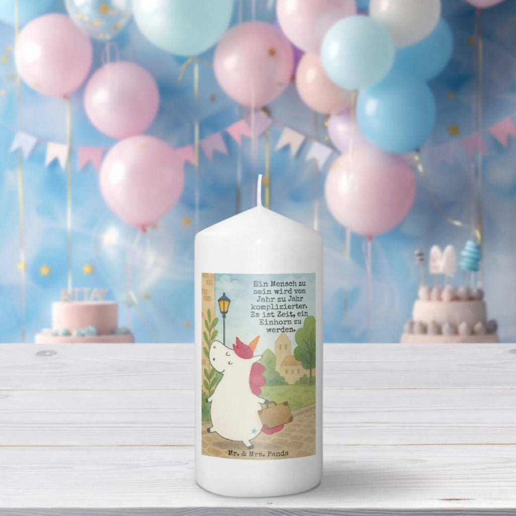 Kerze Einhorn Koffer Design Bio-Kerze, Sojawachskerze, Gedenkkerze, Handgemachte Kerze, Blockkerze, Kerze Mit Fotoeinleger, Kerze Für Advent, Kerze Für Hochzeit, Gartenkerze, Metall-Kerze, Kerze Ohne Duft, Dinnerkerze, Votivkerze, Grabkerze, Dinnerkerzenpaar, Kerze Mit Duft, Kerze Für Taufe, Kerze Mit Spruch, Kerze Mit Prägung, Kerze Für Kommunion, Kerze Mit Motiv, Duftkerze, Glas-Kerze, Grablicht, Fair-Trade-Kerze, Stumpenkerzen-Set, Kerze, Kerze Mit Gravur, Stabkerze, Laternenkerze, Stumpenkerze, Stearin­kerze, Tafelkerze, Kerze Mit Namensgravur, Teelicht, Tischkerze, Andachtskerze, Kerze Für Weihnachten, Streukerze, Kerze Für Geburtstag, Kerze Für Ostern, Outdoor-Kerze, Trauerkerze, Handgegossene Kerze, Kerze Als Gastgeschenk, Kerze Für Firmung, Einhorn, Einhörner, Einhorn Deko, Unicorn, albern, Koffer, lustig, unicorn, Gepäck, Reise, Erwachsen, Kind, Verreisen, Abenteuer, Spaß, witzig