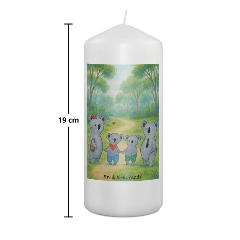 Kerze Koala Familie zwei Design Outdoor-Kerze, Kerze Für Firmung, Grablicht, Duftkerze, Kerze Mit Gravur, Dinnerkerze, Kerze Mit Namensgravur, Tischkerze, Kerze, Laternenkerze, Glas-Kerze, Metall-Kerze, Kerze Für Advent, Stumpenkerzen-Set, Grabkerze, Bio-Kerze, Fair-Trade-Kerze, Handgegossene Kerze, Kerze Mit Fotoeinleger, Kerze Für Kommunion, Kerze Als Gastgeschenk, Kerze Für Taufe, Votivkerze, Gedenkkerze, Kerze Mit Prägung, Dinnerkerzenpaar, Andachtskerze, Kerze Mit Spruch, Tafelkerze, Sojawachskerze, Stumpenkerze, Streukerze, Kerze Ohne Duft, Gartenkerze, Kerze Mit Motiv, Kerze Für Hochzeit, Teelicht, Kerze Für Geburtstag, Kerze Mit Duft, Handgemachte Kerze, Kerze Für Weihnachten, Trauerkerze, Stabkerze, Blockkerze, Kerze Für Ostern, Stearin­kerze, Familie, Vatertag, Muttertag, Bruder, Schwester, Mama, Papa, Oma, Opa, Lieblingsfamilie, Familienzeit, Koalafamilie, Koala, Koalabär, Familienleben, beste Familie
