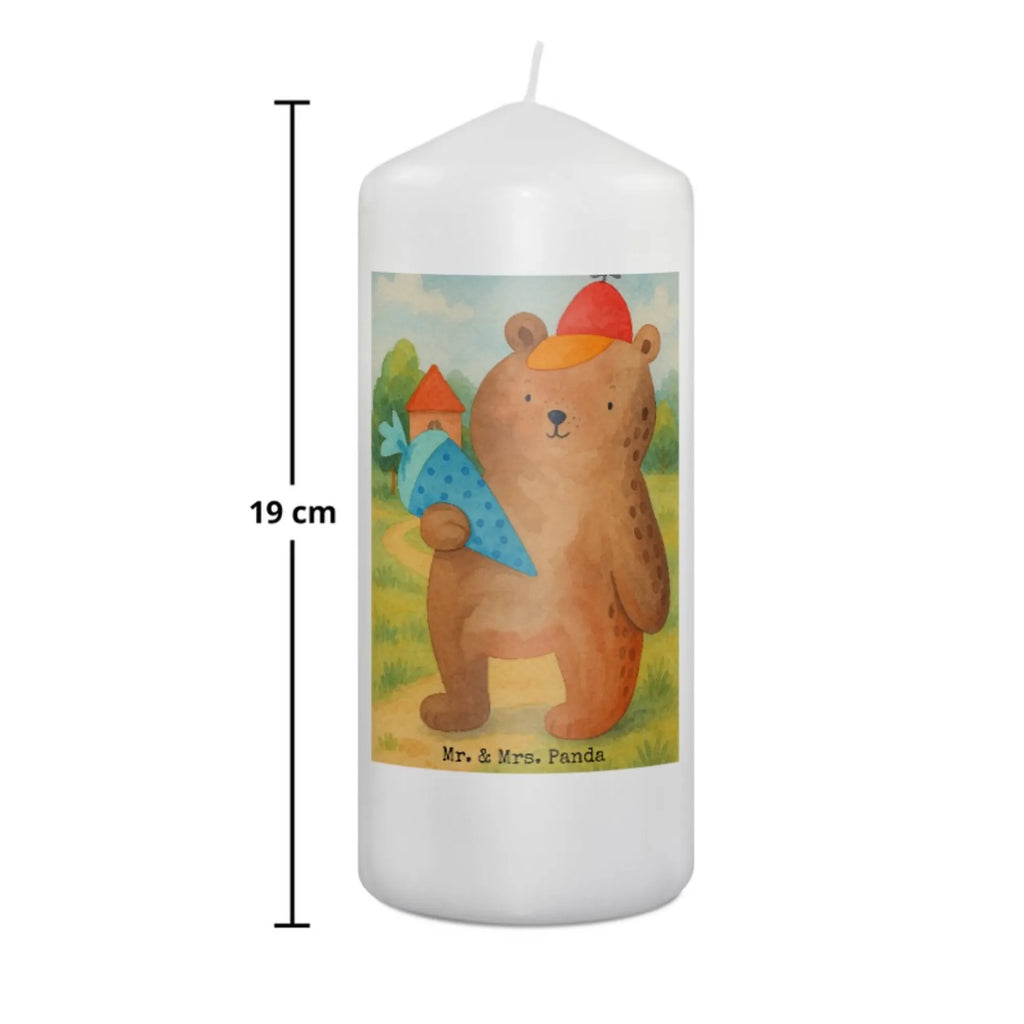 Kerze Bär Schultüte Design Handgegossene Kerze, Trauerkerze, Stearin­kerze, Teelicht, Grablicht, Gartenkerze, Tafelkerze, Stumpenkerze, Dinnerkerzenpaar, Kerze Für Weihnachten, Tischkerze, Streukerze, Stabkerze, Kerze Für Ostern, Kerze Mit Duft, Duftkerze, Kerze Als Gastgeschenk, Bio-Kerze, Kerze Ohne Duft, Kerze, Kerze Für Advent, Dinnerkerze, Kerze Mit Gravur, Outdoor-Kerze, Gedenkkerze, Votivkerze, Kerze Für Firmung, Kerze Mit Prägung, Kerze Für Taufe, Metall-Kerze, Kerze Für Kommunion, Kerze Mit Spruch, Sojawachskerze, Glas-Kerze, Stumpenkerzen-Set, Kerze Für Hochzeit, Grabkerze, Andachtskerze, Kerze Mit Motiv, Kerze Für Geburtstag, Kerze Mit Fotoeinleger, Handgemachte Kerze, Blockkerze, Laternenkerze, Kerze Mit Namensgravur, Fair-Trade-Kerze, Bär, Teddy, Teddybär, Bär Motiv, Grundschule, Schultüte, Einschulung Geschenk, Schulbeginn, Erster Schultag Geschenk, Schulanfang, Schule Geschenk